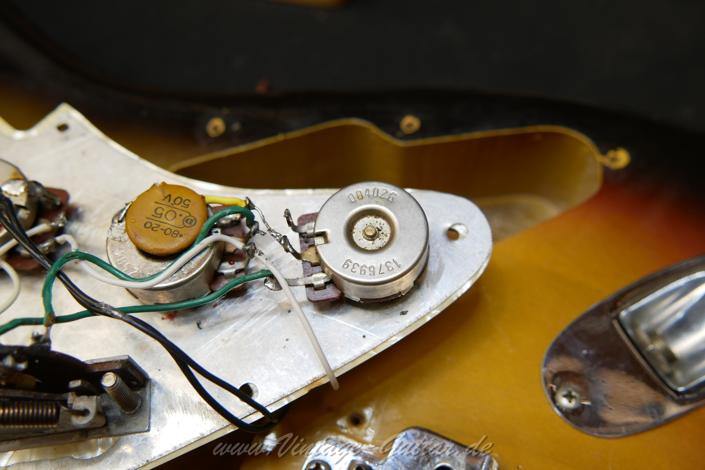 Fender_Stratocaster_1969_sunburst_USA-021.jpg
