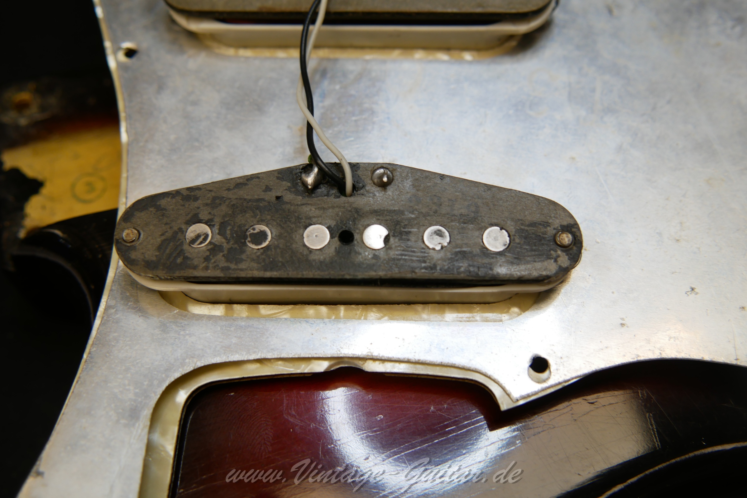 Fender_Stratocaster_1969_sunburst_USA-024.jpg
