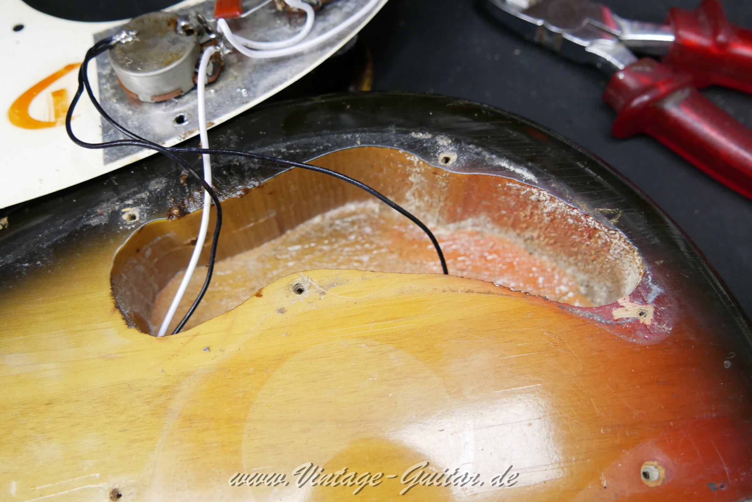 img/vintage/5724/fender_precision_bass_1973_USA_sunburst-014006.JPG
