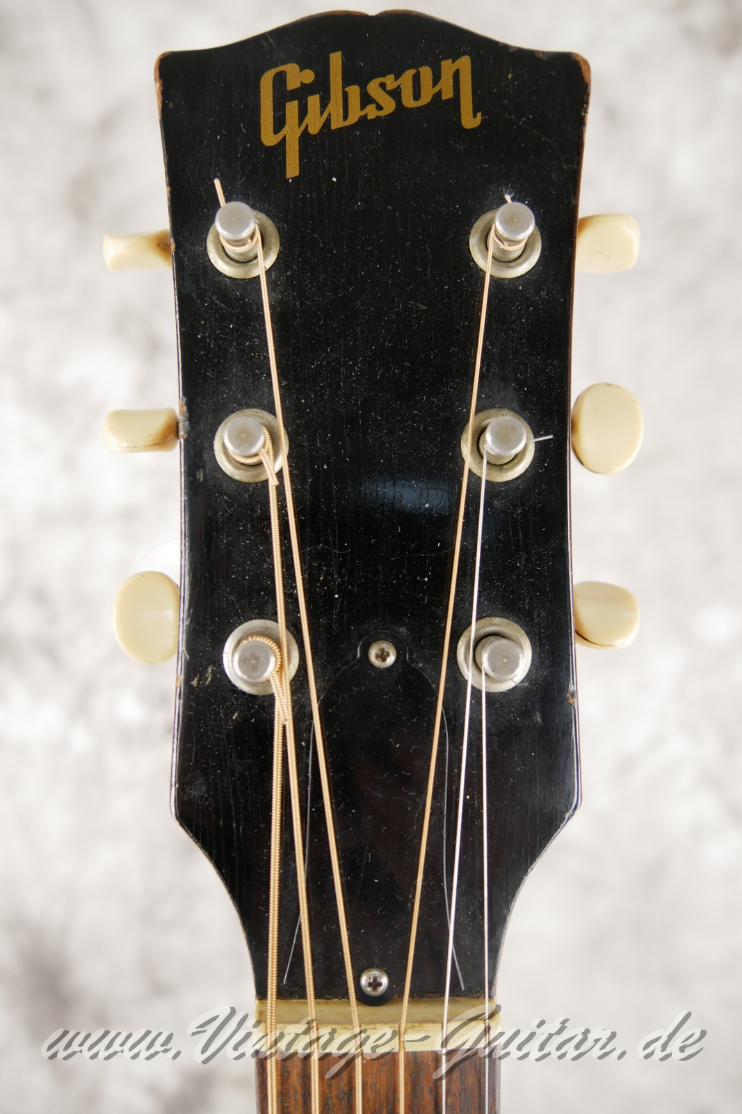 Gibson_J_45_ADJ_round_shoulder_sunburst_1966-003.JPG