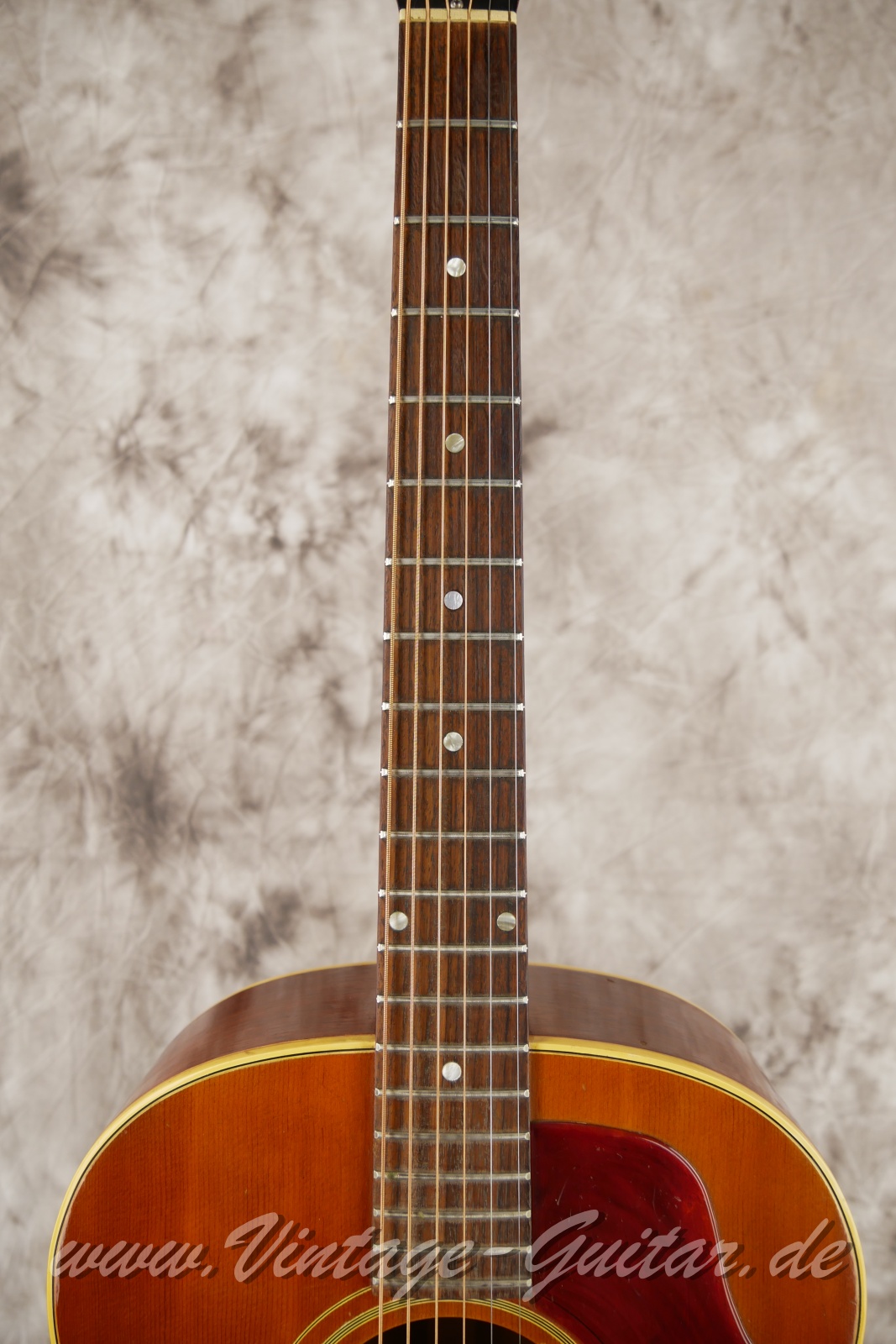Gibson_J_45_ADJ_round_shoulder_sunburst_1966-005.JPG