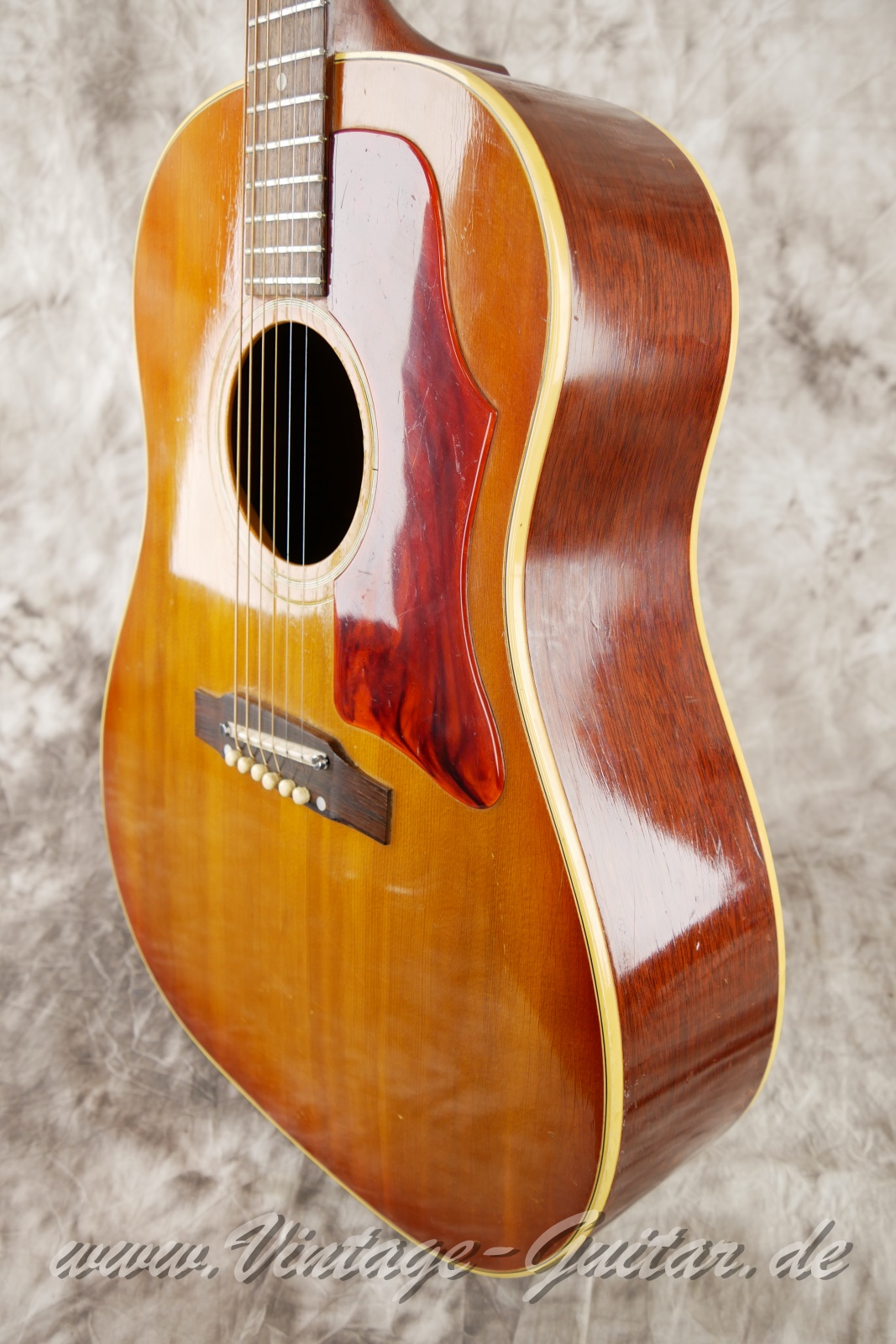 Gibson_J_45_ADJ_round_shoulder_sunburst_1966-010.JPG