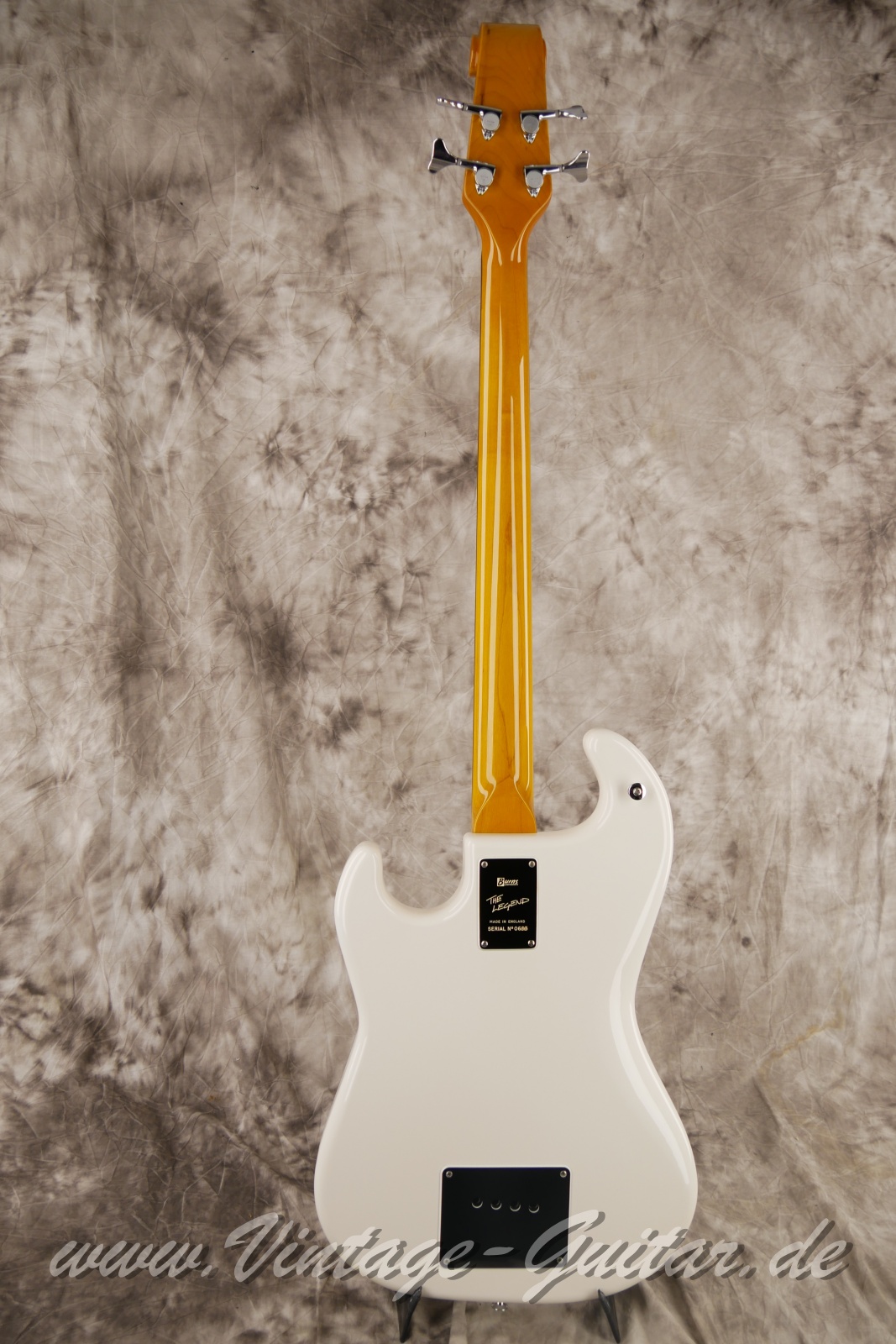 img/vintage/5732/Burns_Shadows_Bass_The_Legend_Great_Britain_white_2002-002.JPG