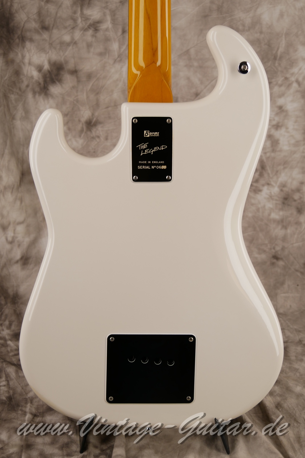 img/vintage/5732/Burns_Shadows_Bass_The_Legend_Great_Britain_white_2002-008.JPG