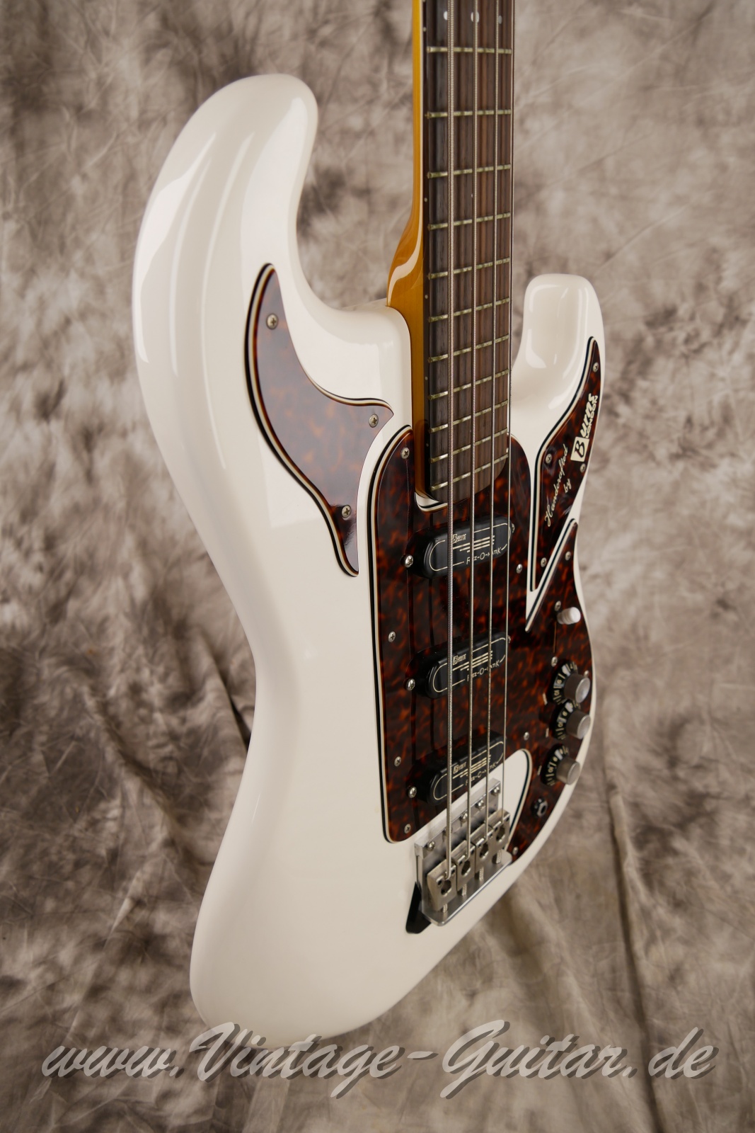 img/vintage/5732/Burns_Shadows_Bass_The_Legend_Great_Britain_white_2002-009.JPG