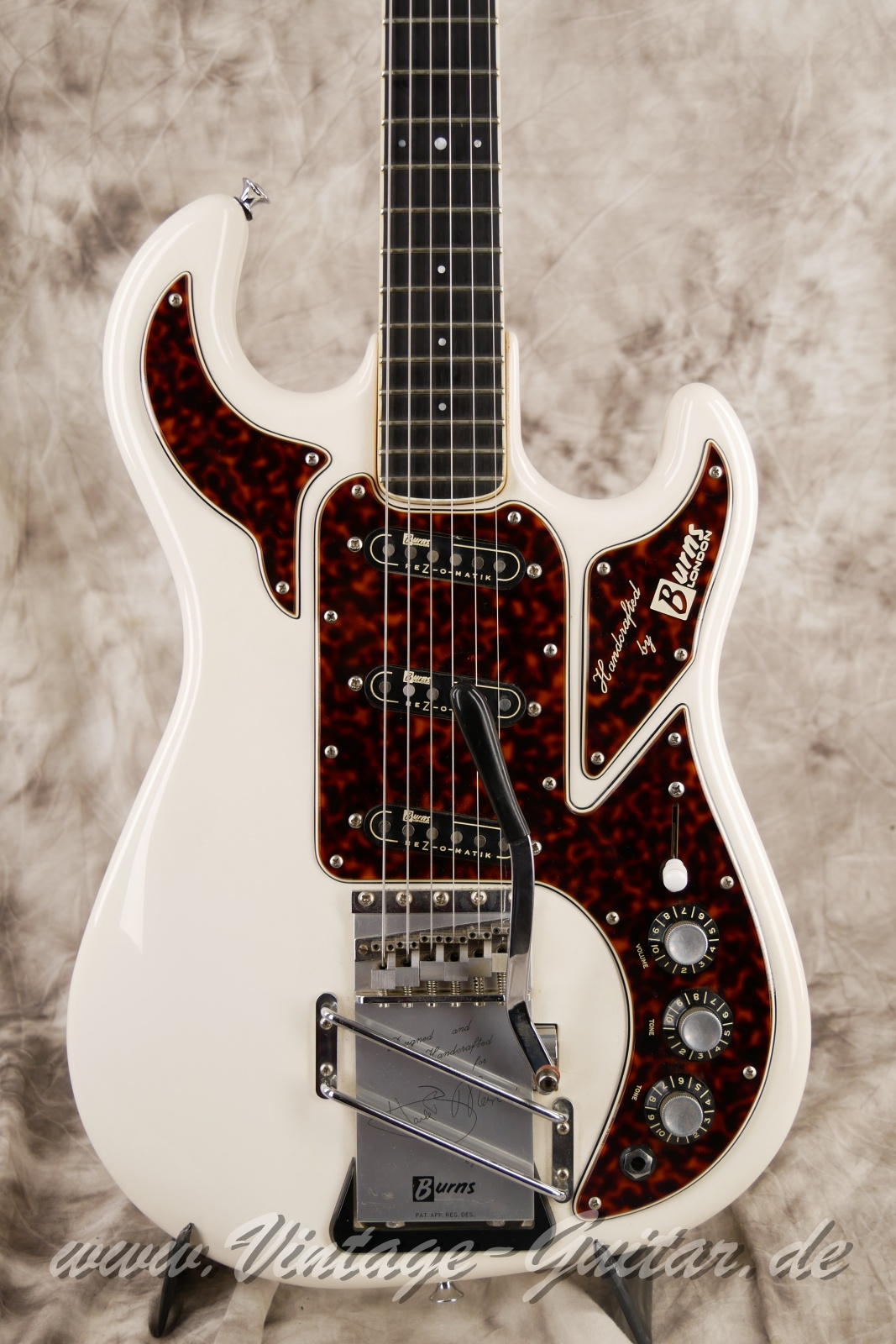 img/vintage/5733/Burns_Legend_Deluxe_The_Legend_Great_Britain_white_2002-007.JPG