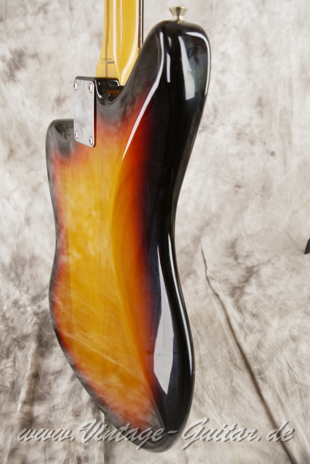 img/vintage/5734/Fender_Jaguar_Baritone_Custom_Japan_sunburst_1993-012.JPG