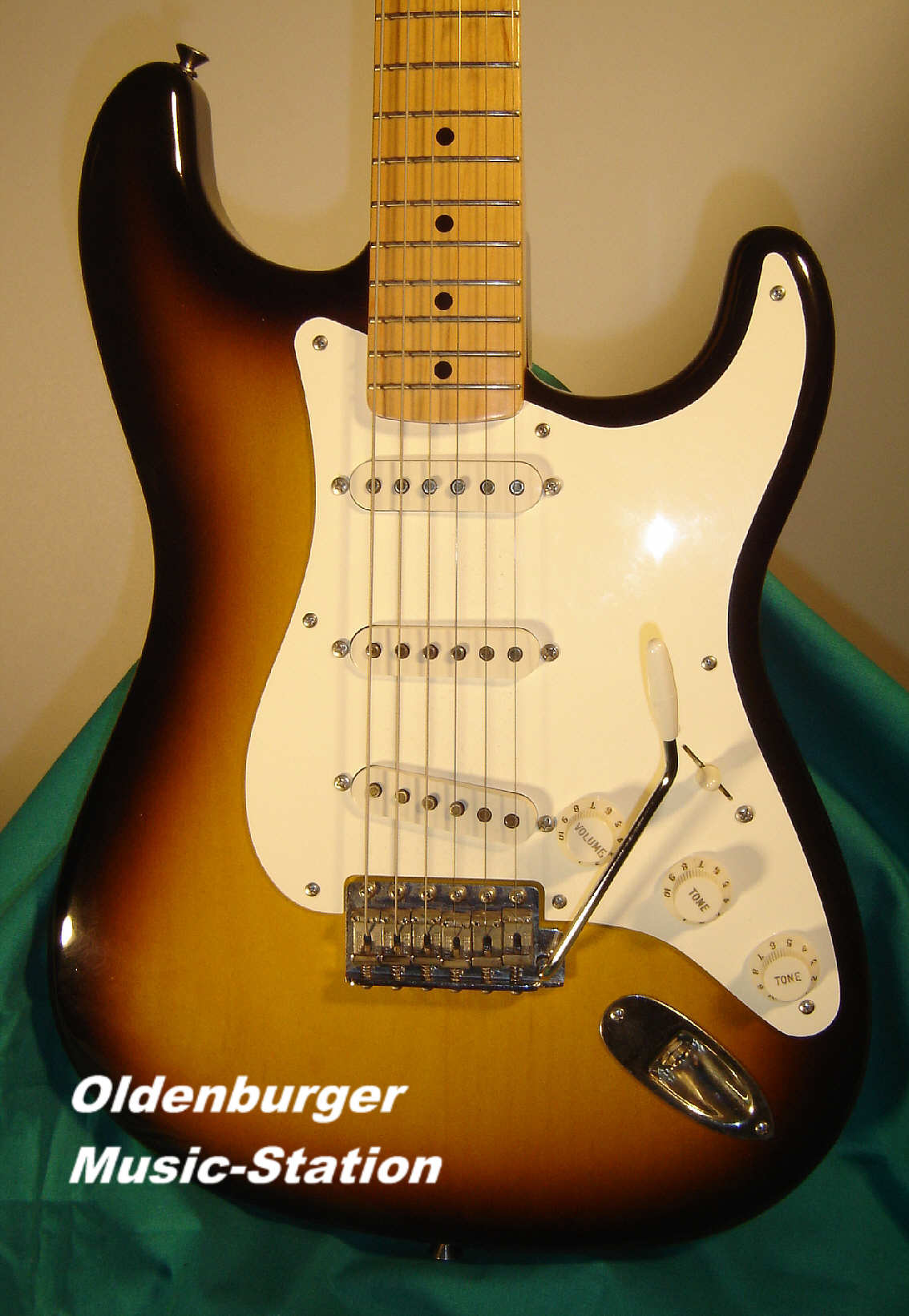 Fender-Stratocaster-1956-RI-sunburst-2.jpg