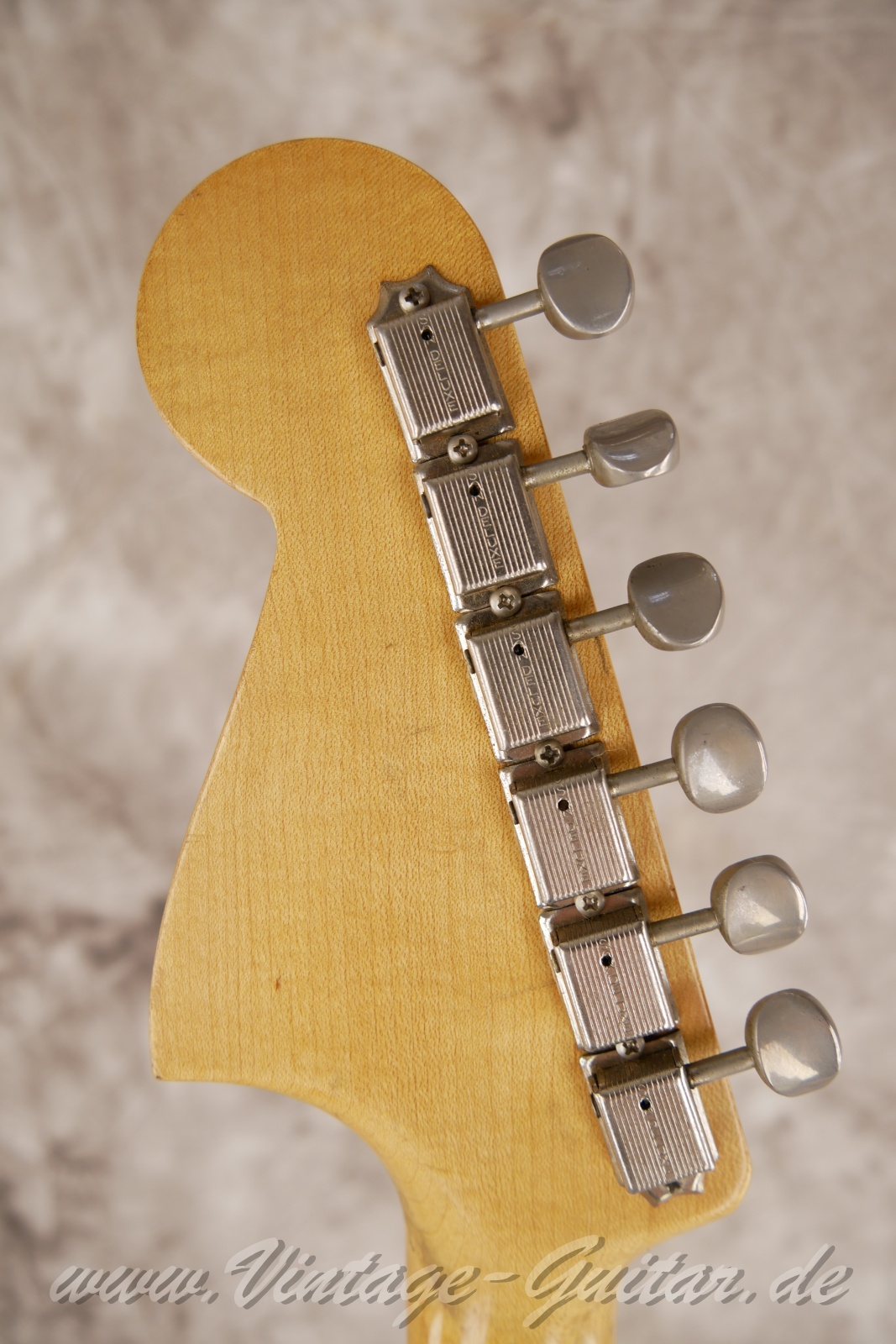 img/vintage/5745/Fender_VI_Bass_Gitarre_Baujahr_1962_fiesta_red_refinished-004.jpg