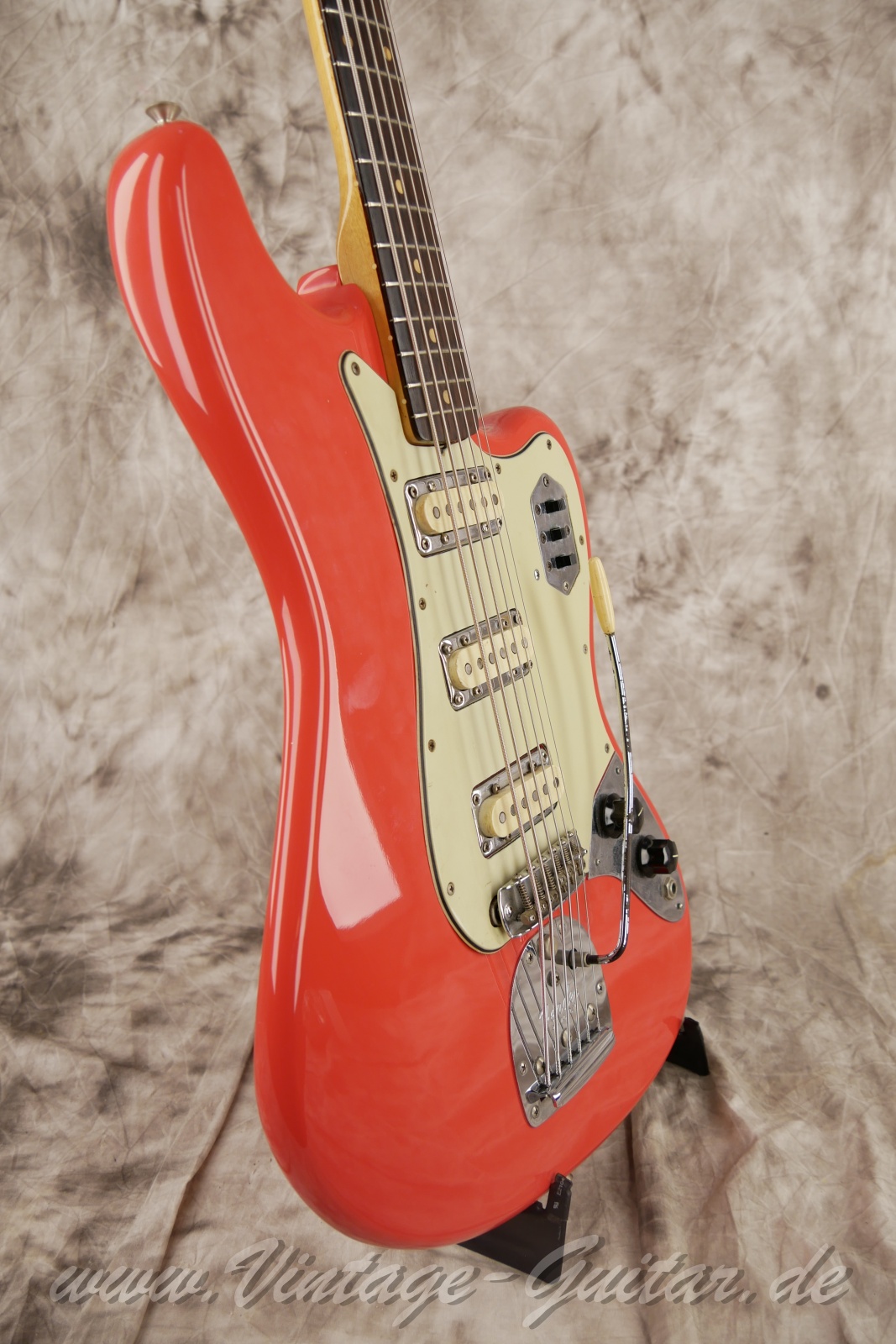 img/vintage/5745/Fender_VI_Bass_Gitarre_Baujahr_1962_fiesta_red_refinished-009.jpg