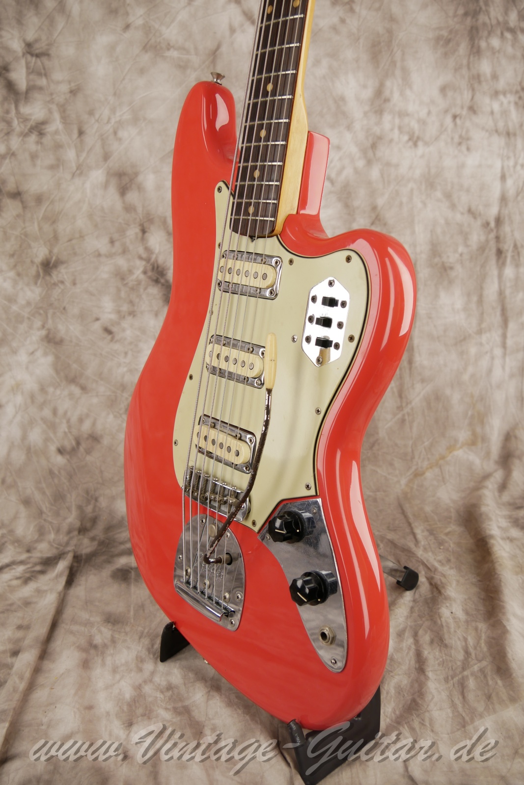 img/vintage/5745/Fender_VI_Bass_Gitarre_Baujahr_1962_fiesta_red_refinished-010.jpg