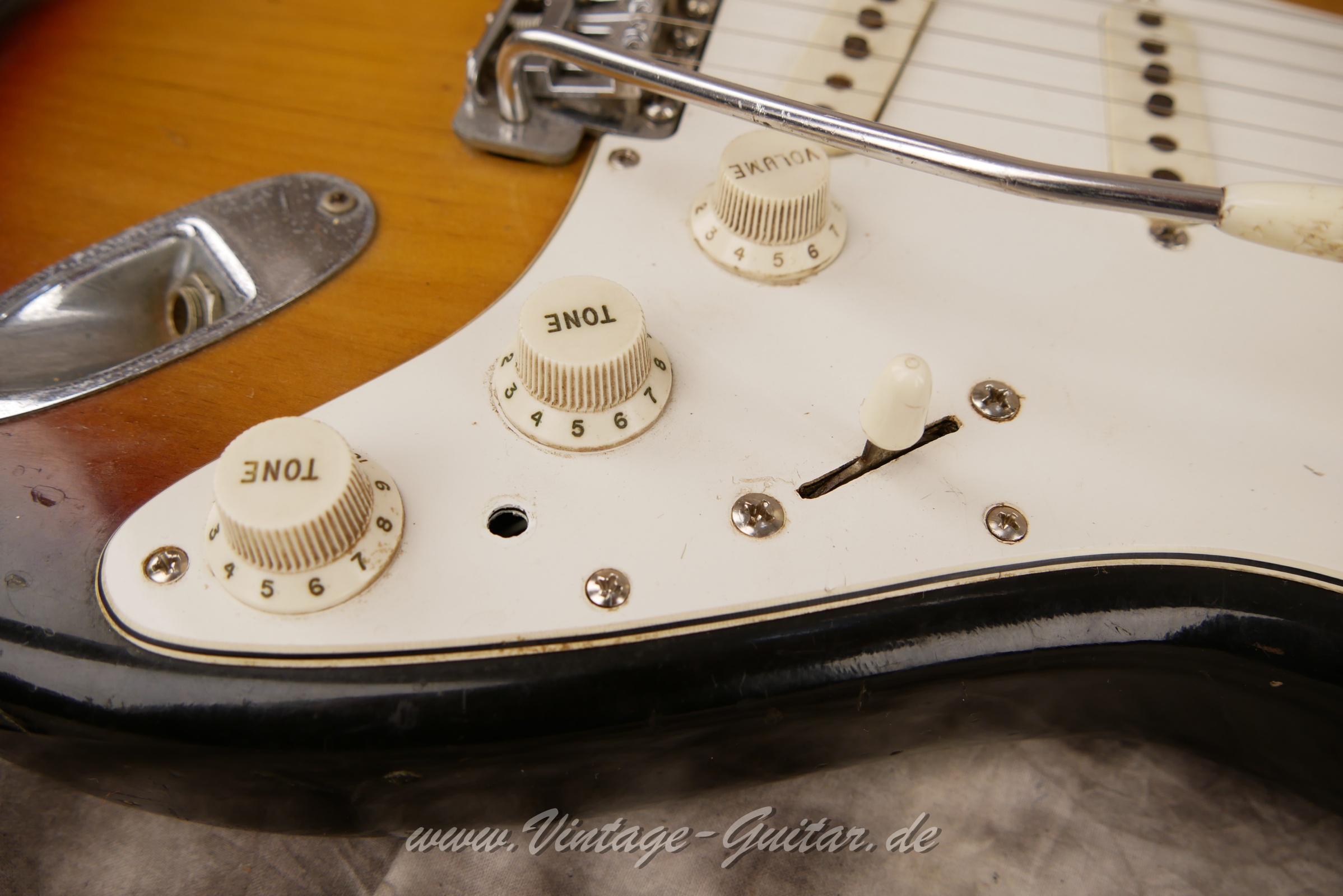 img/vintage/5767/Fende_Stratocaster_baujahr_1972_sunburst_usa-018.JPG