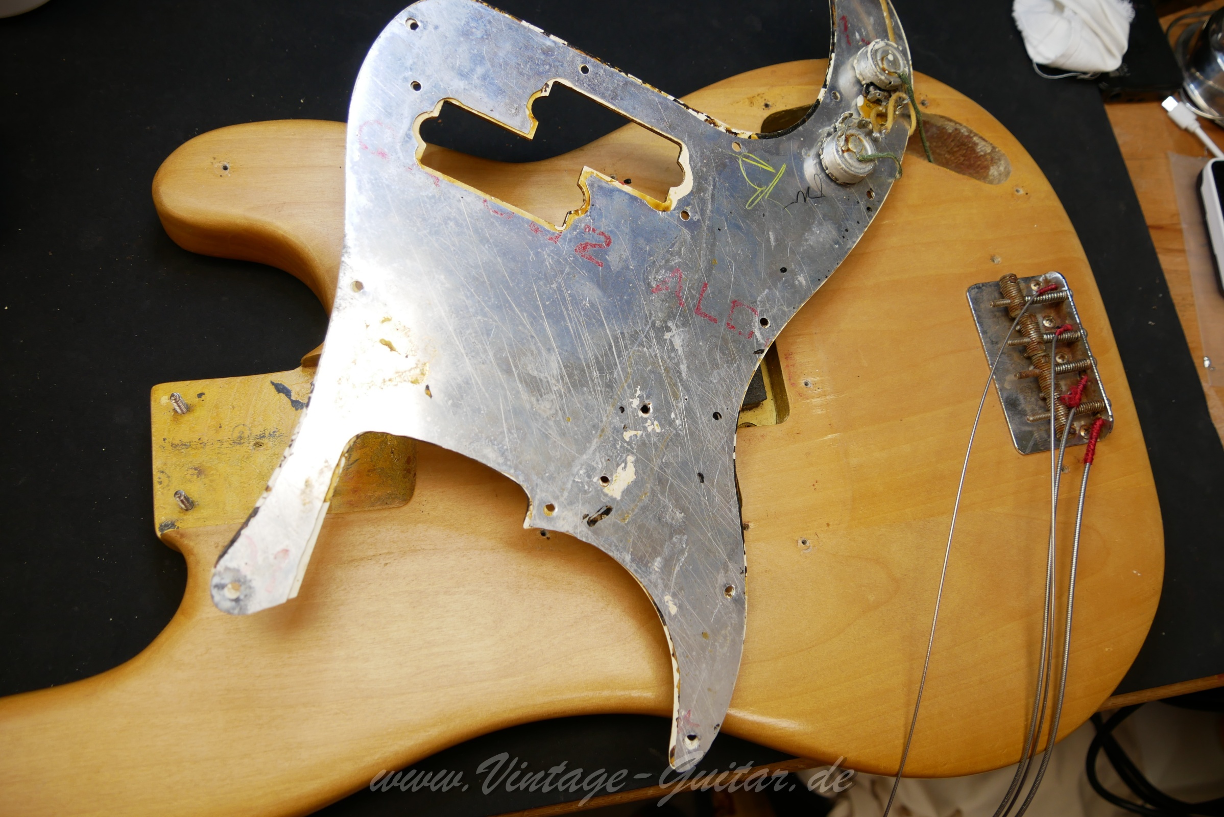 fender_precision_natural_stripped_baujahr_1966_usa-013.jpg
