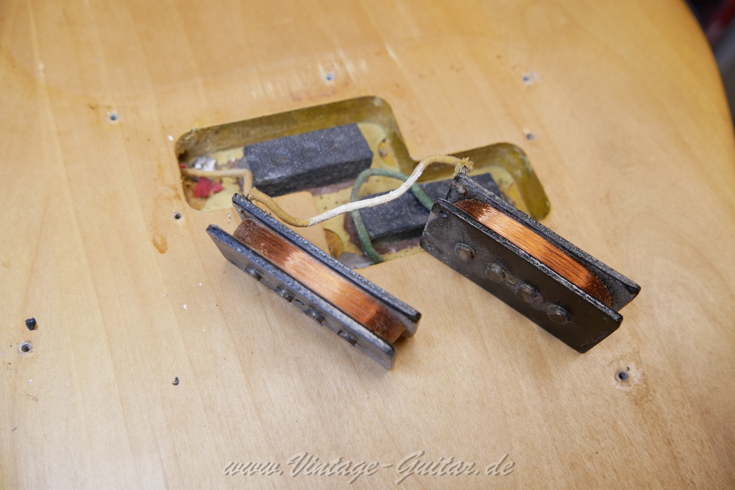 fender_precision_natural_stripped_baujahr_1966_usa-020.jpg