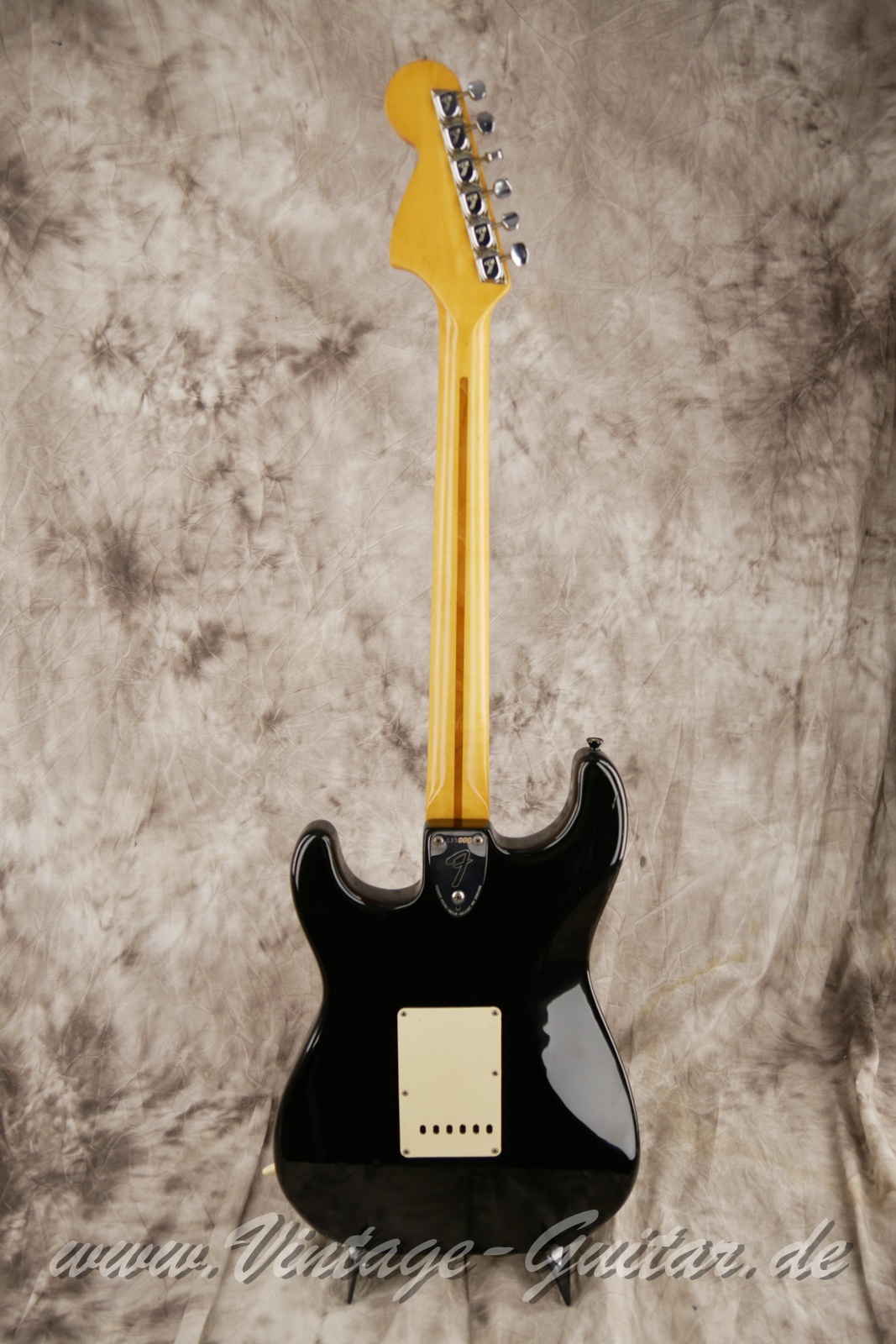 img/vintage/5777/Fender_stratocaste_baujahr_1973_black_USA-002.JPG