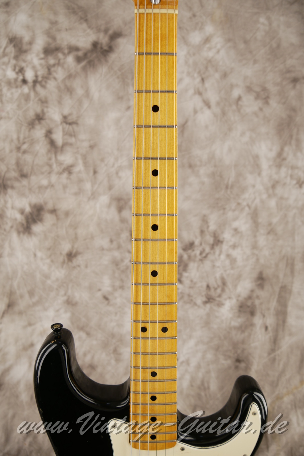 img/vintage/5777/Fender_stratocaste_baujahr_1973_black_USA-005.JPG