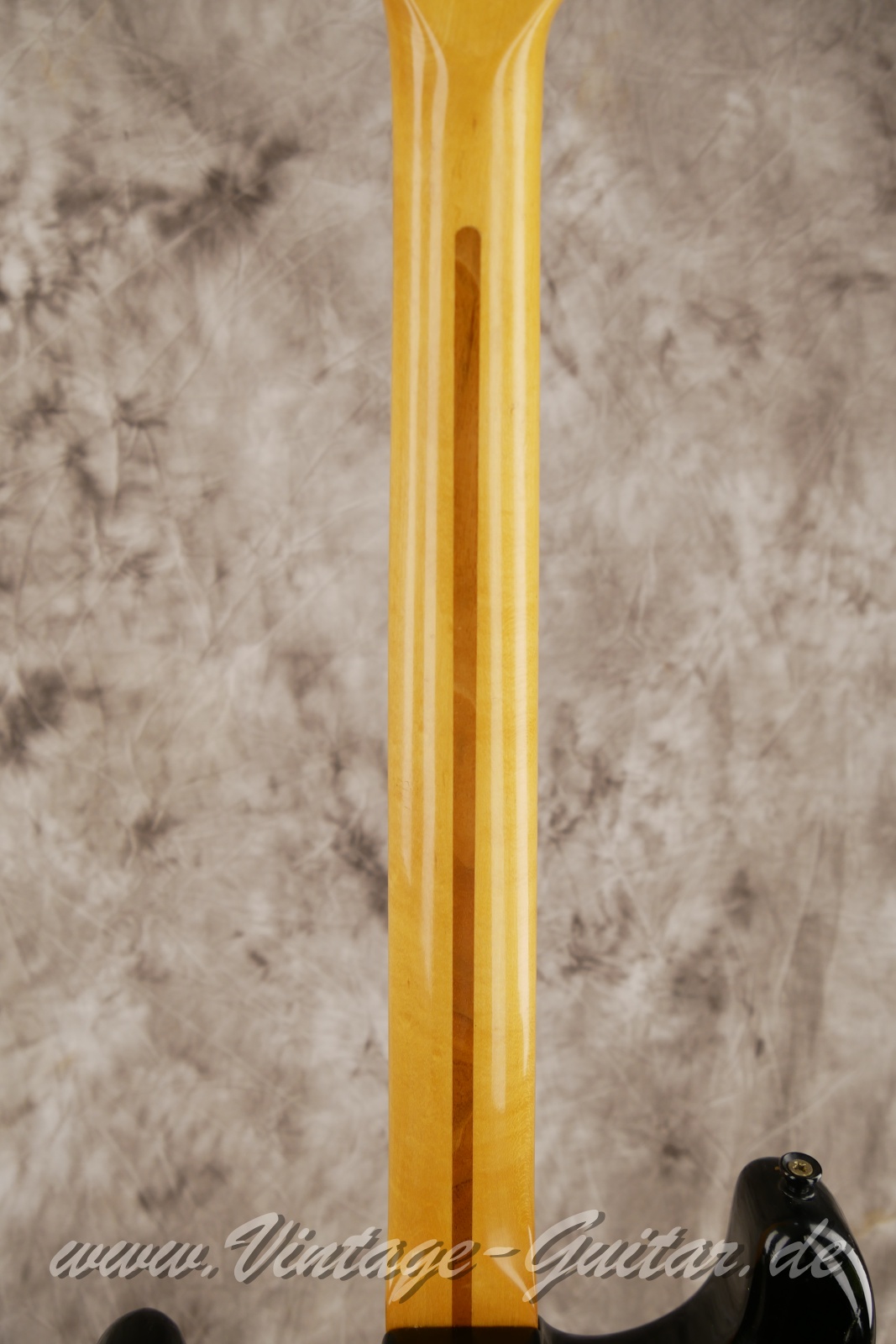 img/vintage/5777/Fender_stratocaste_baujahr_1973_black_USA-006.JPG