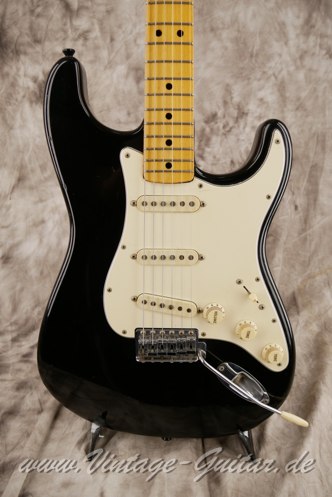 img/vintage/5777/Fender_stratocaste_baujahr_1973_black_USA-007.JPG
