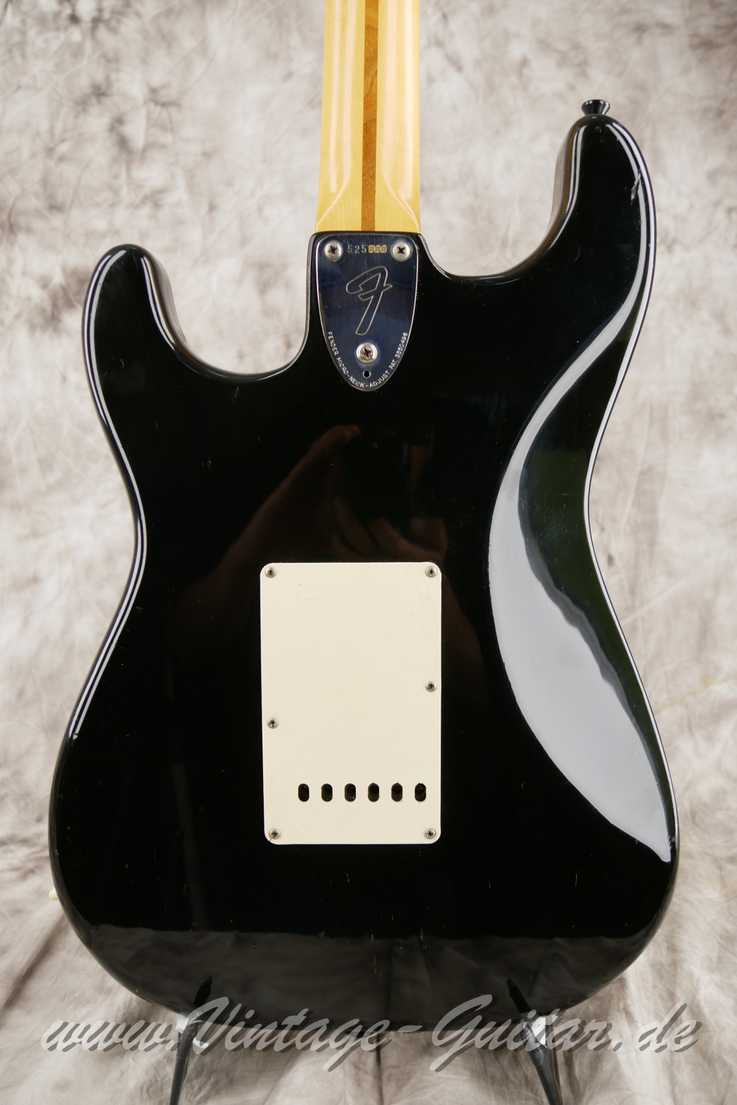 img/vintage/5777/Fender_stratocaste_baujahr_1973_black_USA-008.JPG