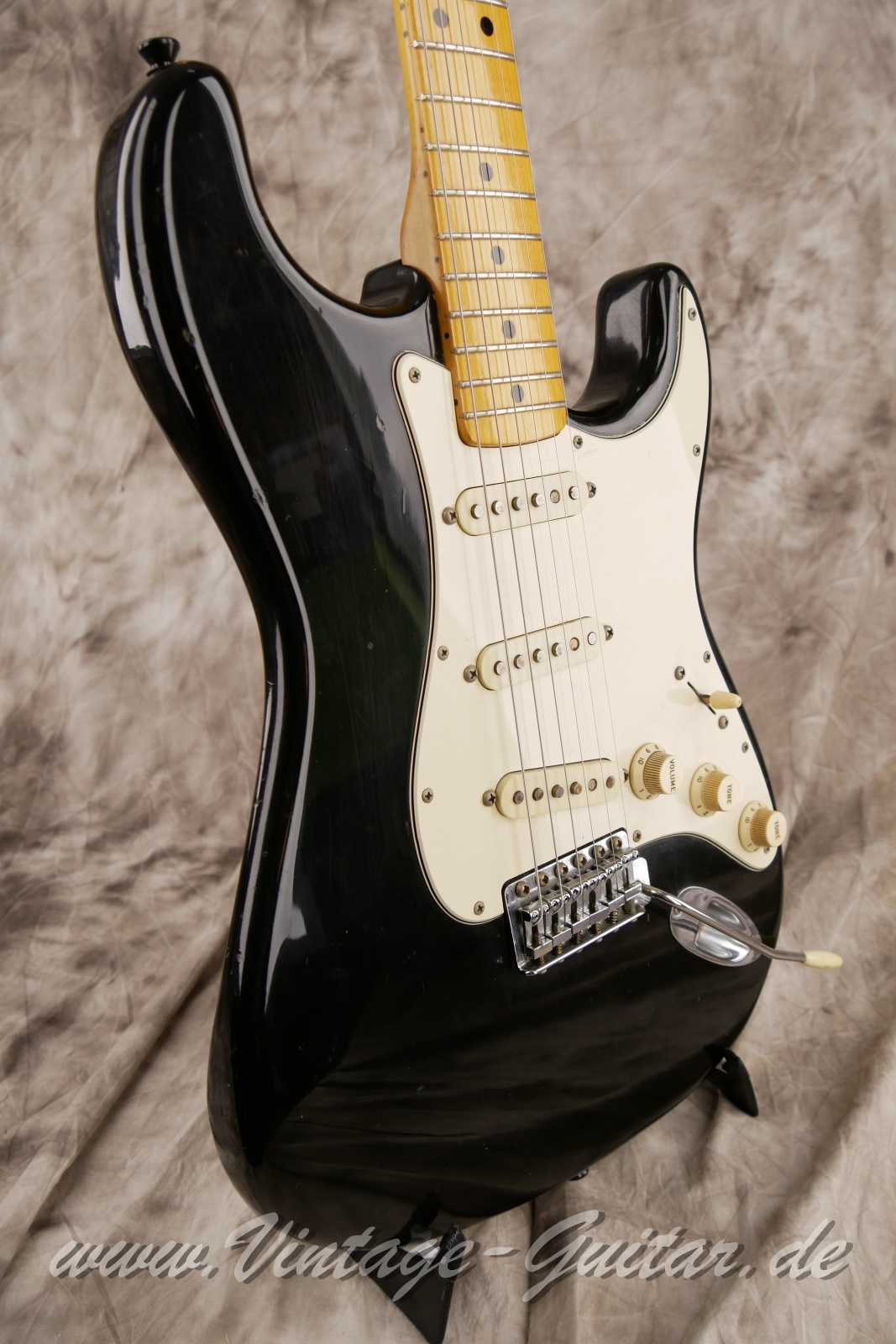 img/vintage/5777/Fender_stratocaste_baujahr_1973_black_USA-009.JPG