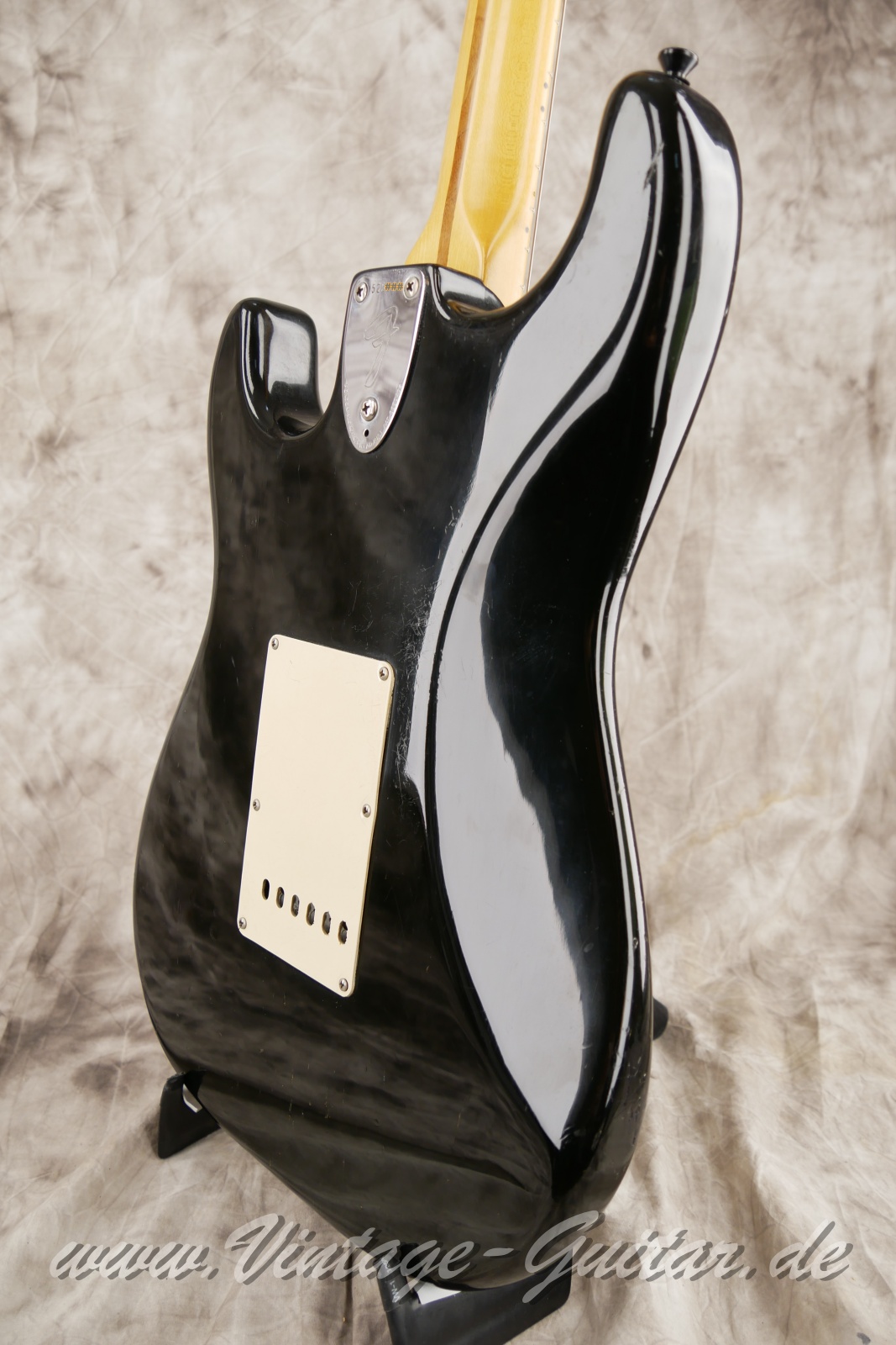 img/vintage/5777/Fender_stratocaste_baujahr_1973_black_USA-012.JPG