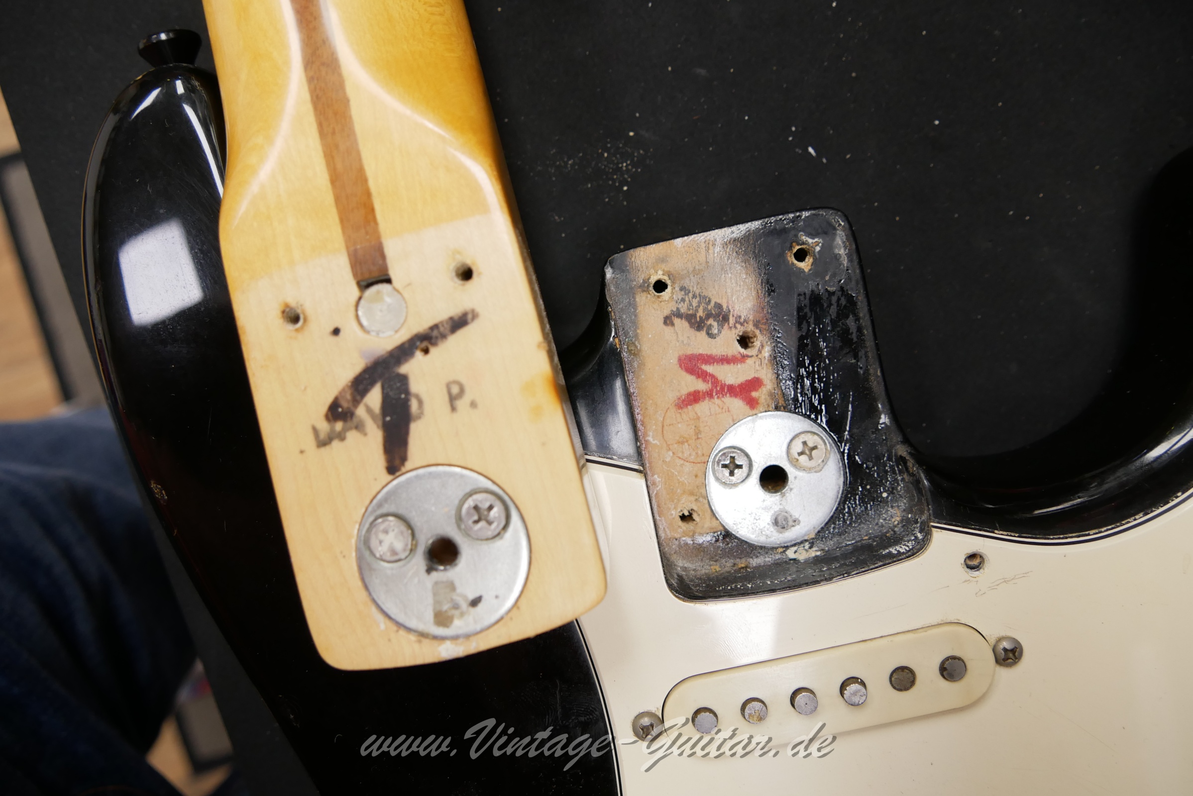 img/vintage/5777/Fender_stratocaste_baujahr_1973_black_USA-013.JPG