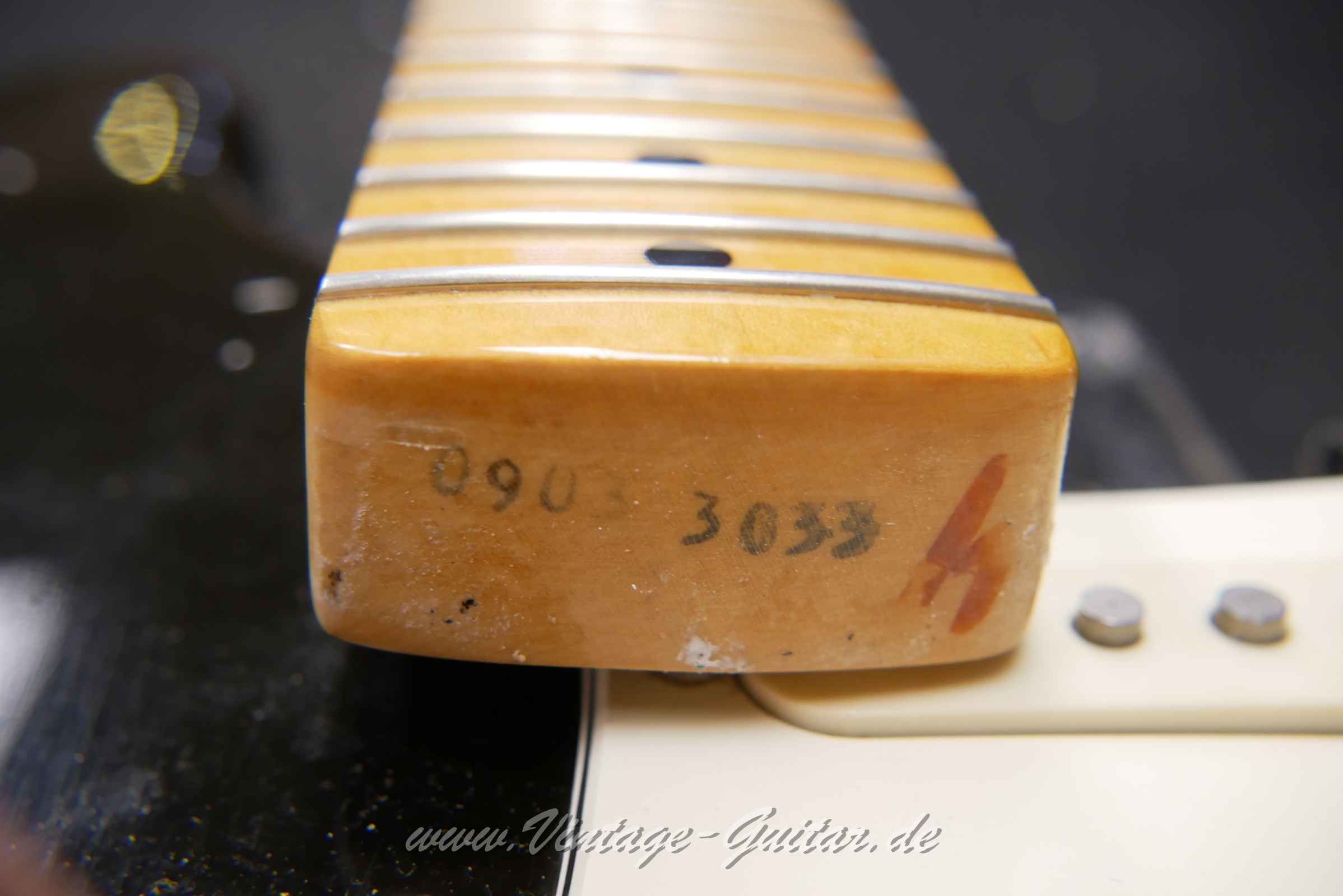 img/vintage/5777/Fender_stratocaste_baujahr_1973_black_USA-014.JPG