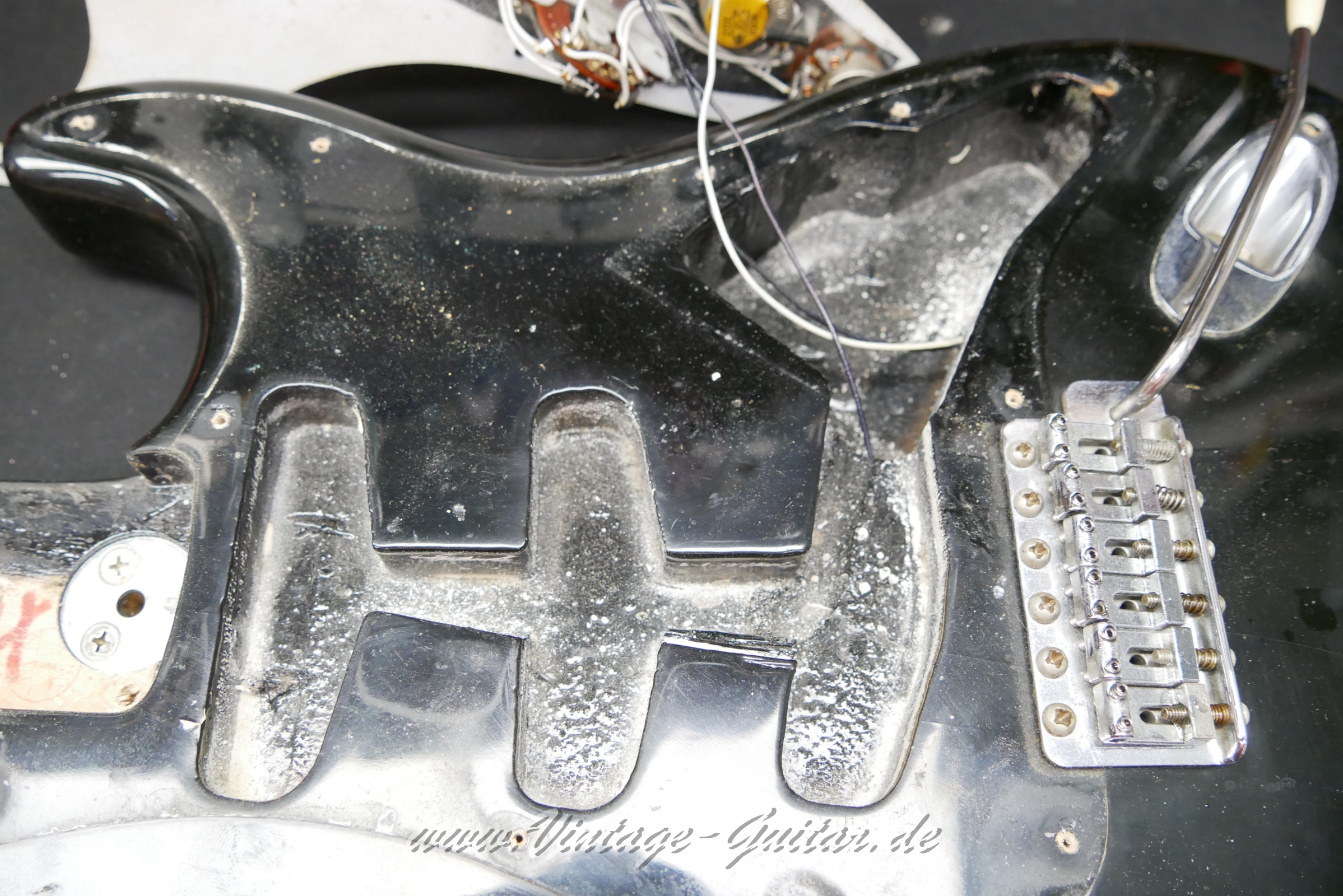 img/vintage/5777/Fender_stratocaste_baujahr_1973_black_USA-015.JPG
