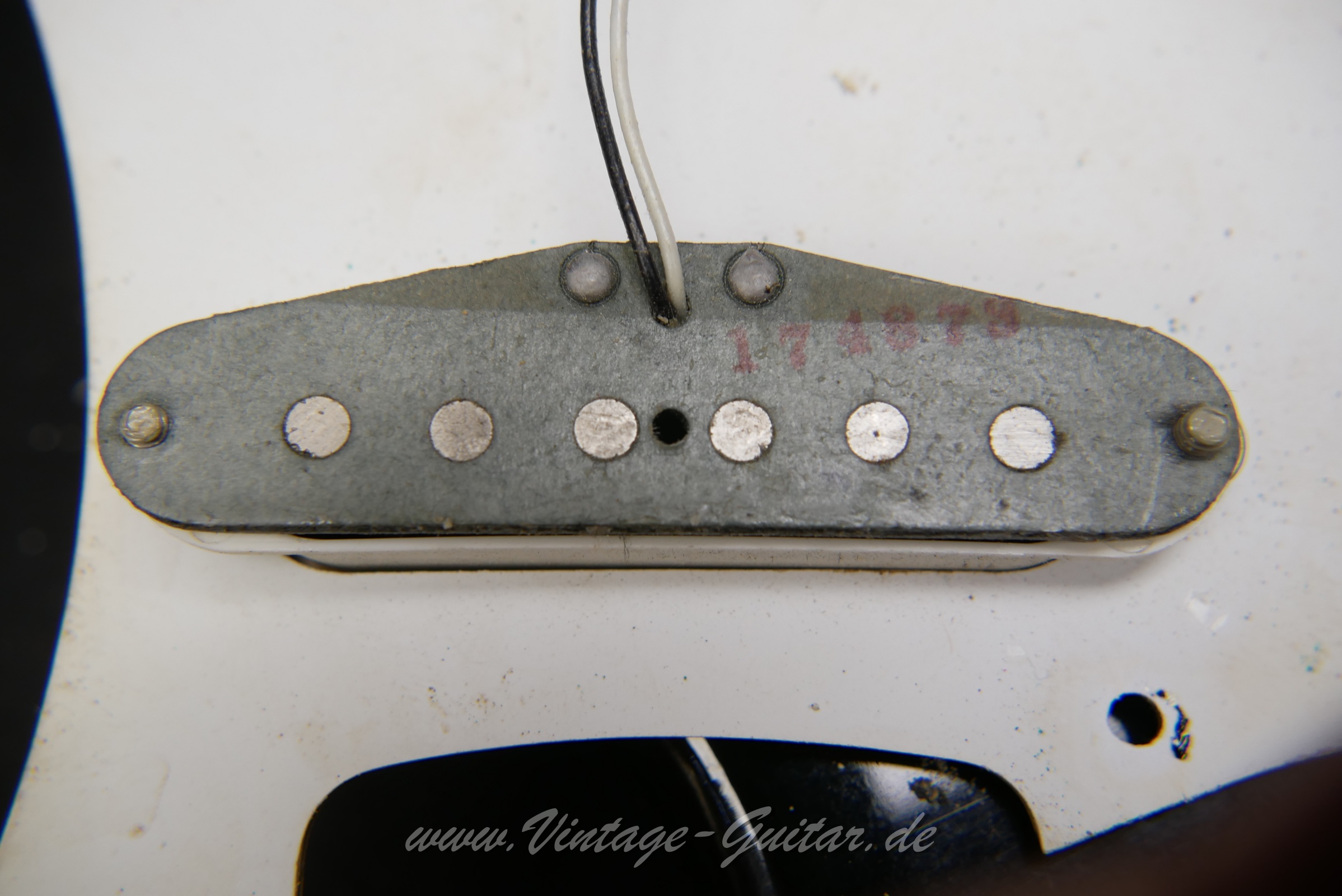 img/vintage/5777/Fender_stratocaste_baujahr_1973_black_USA-017.JPG