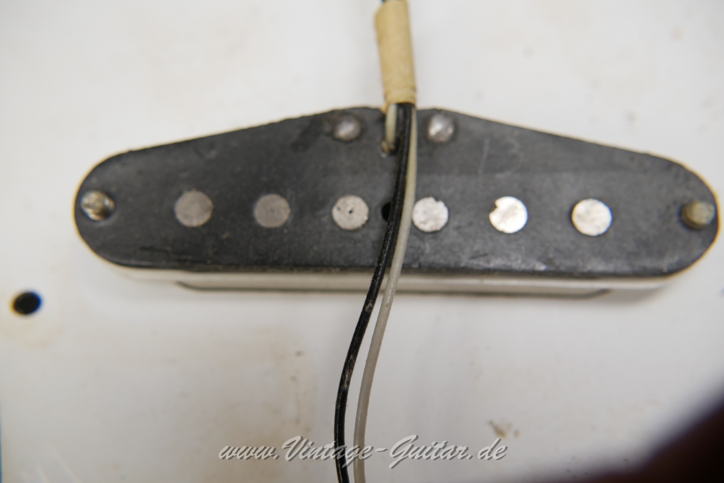 img/vintage/5777/Fender_stratocaste_baujahr_1973_black_USA-018.JPG
