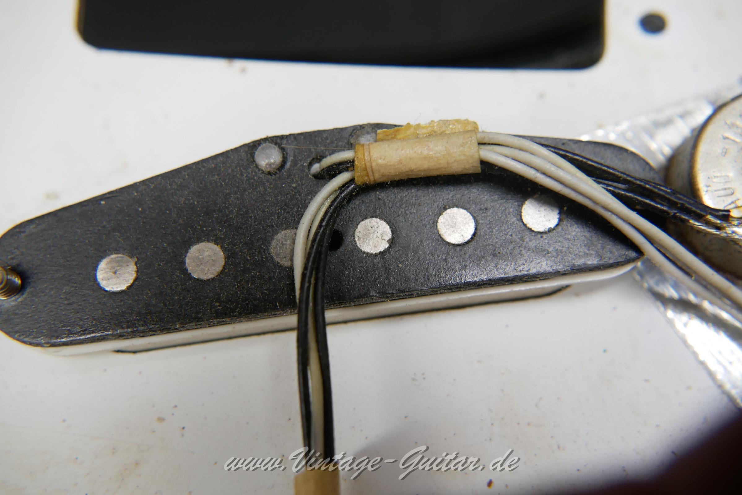 img/vintage/5777/Fender_stratocaste_baujahr_1973_black_USA-019.JPG