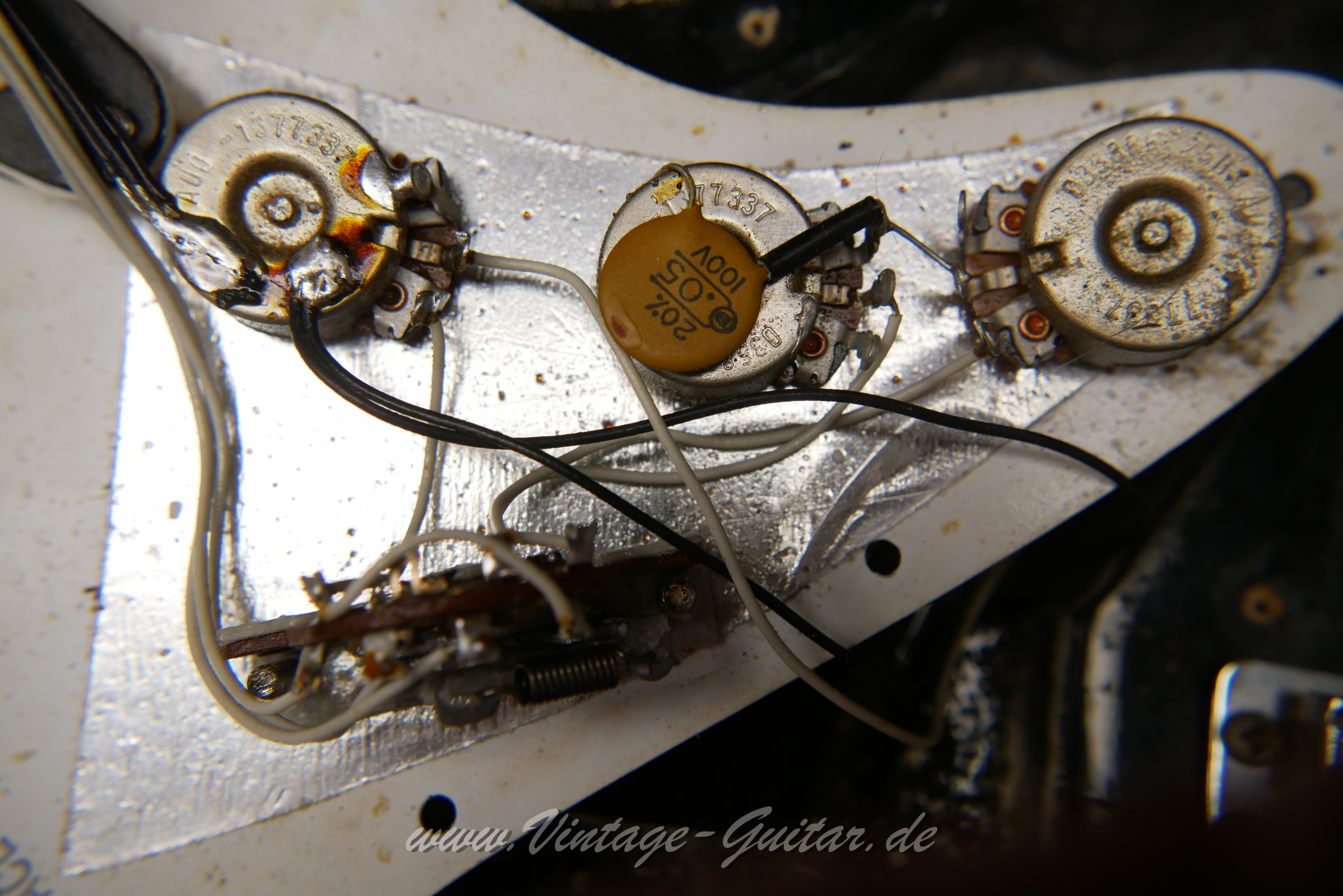 img/vintage/5777/Fender_stratocaste_baujahr_1973_black_USA-023.JPG