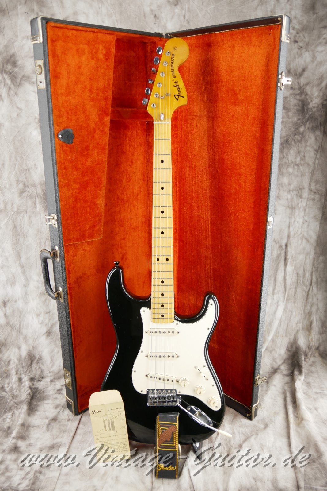 img/vintage/5777/Fender_stratocaste_baujahr_1973_black_USA-026.JPG