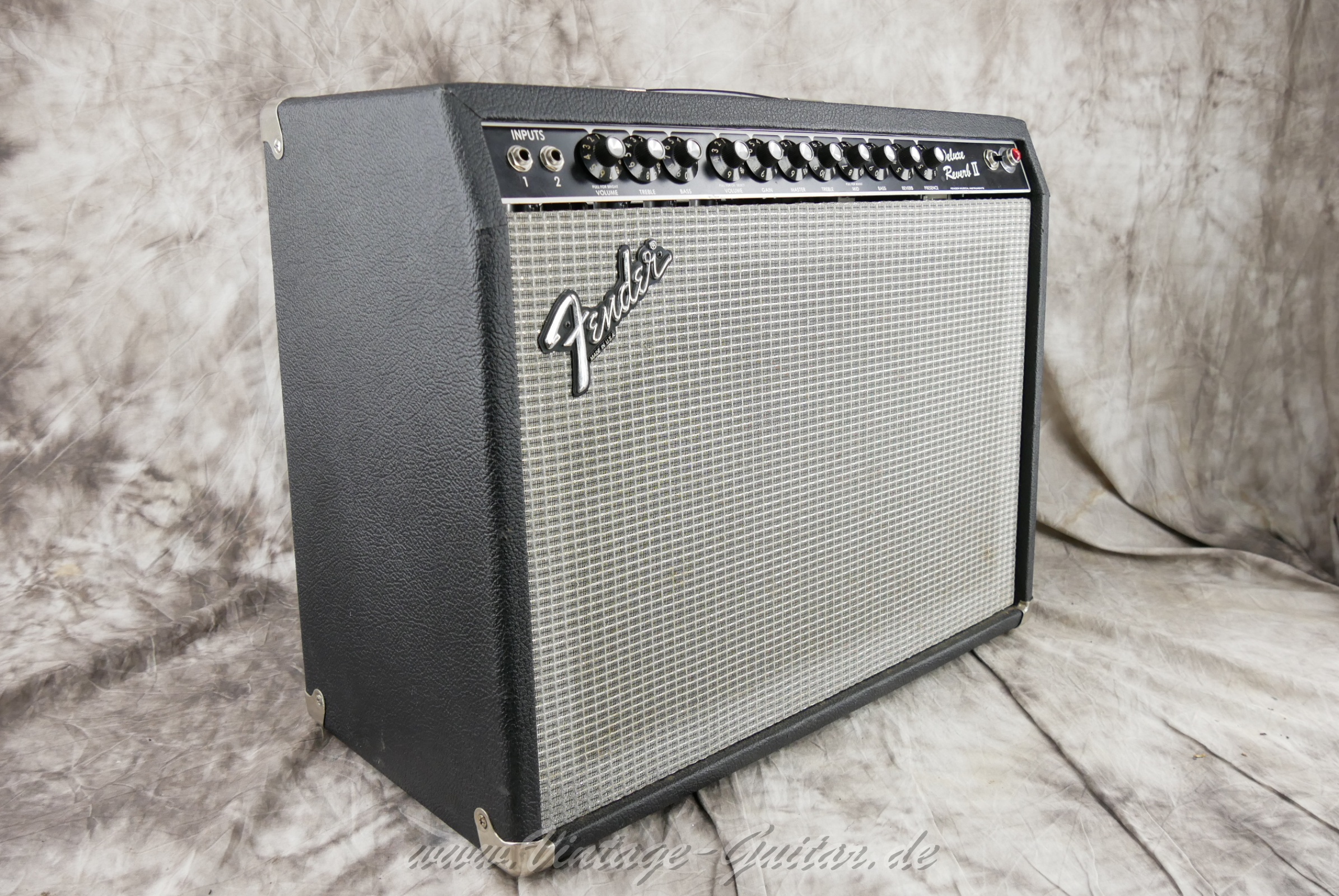 Fender_Deluxe_Reverb_1982_black_tolex-03.jpg