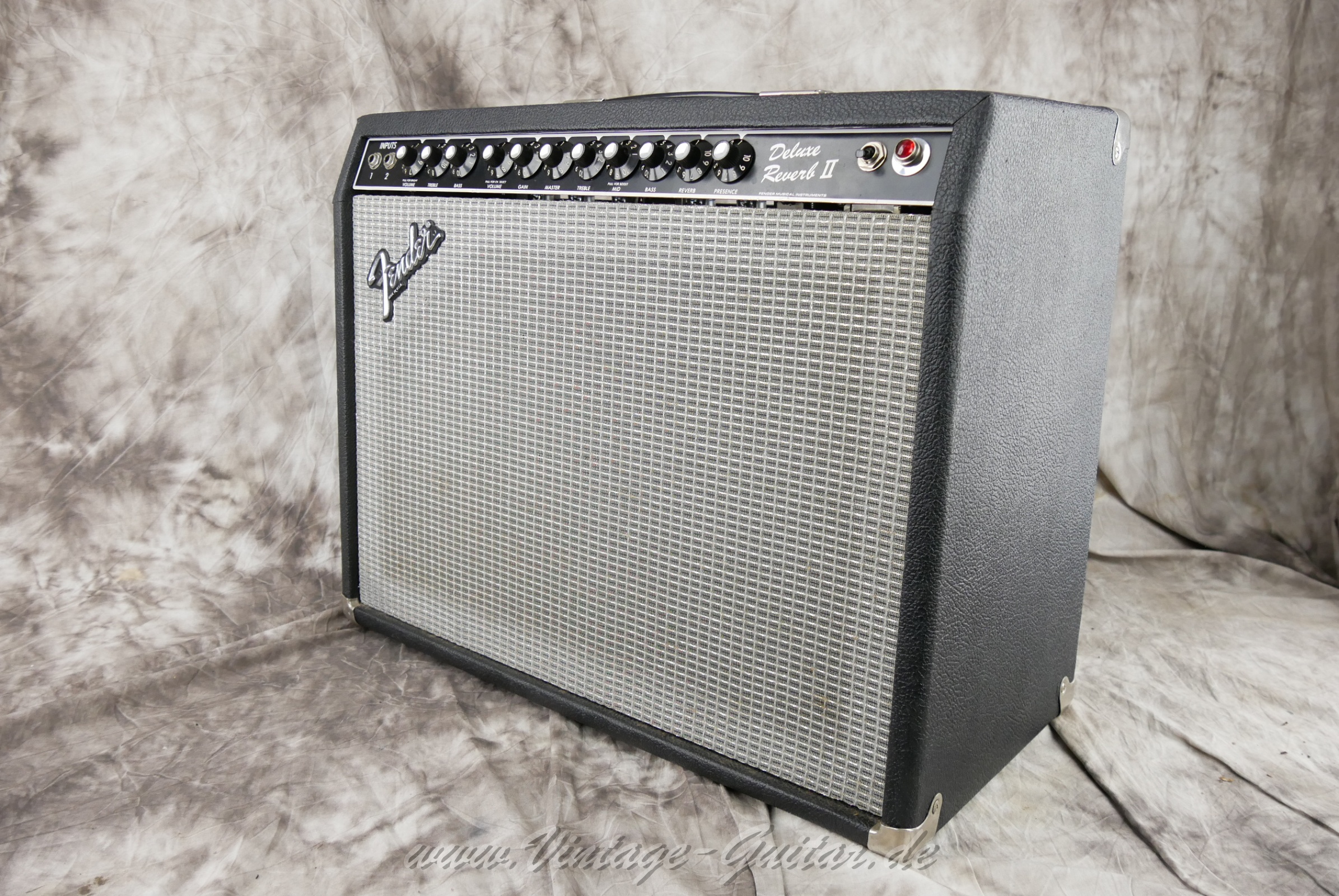 Fender_Deluxe_Reverb_1982_black_tolex-04.jpg