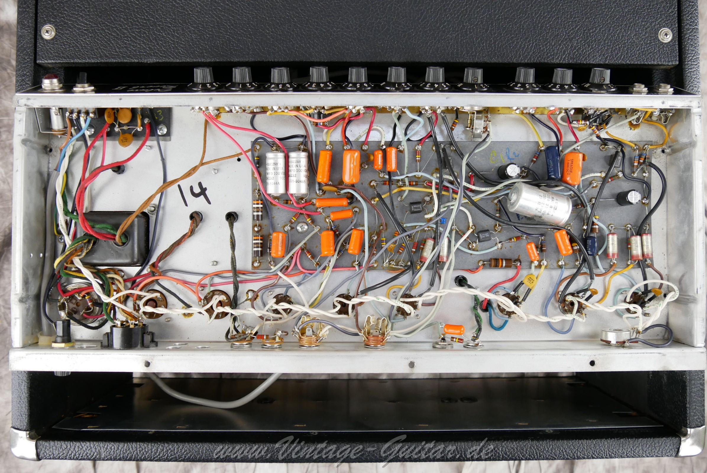 Fender_Deluxe_Reverb_1982_black_tolex-06.jpg
