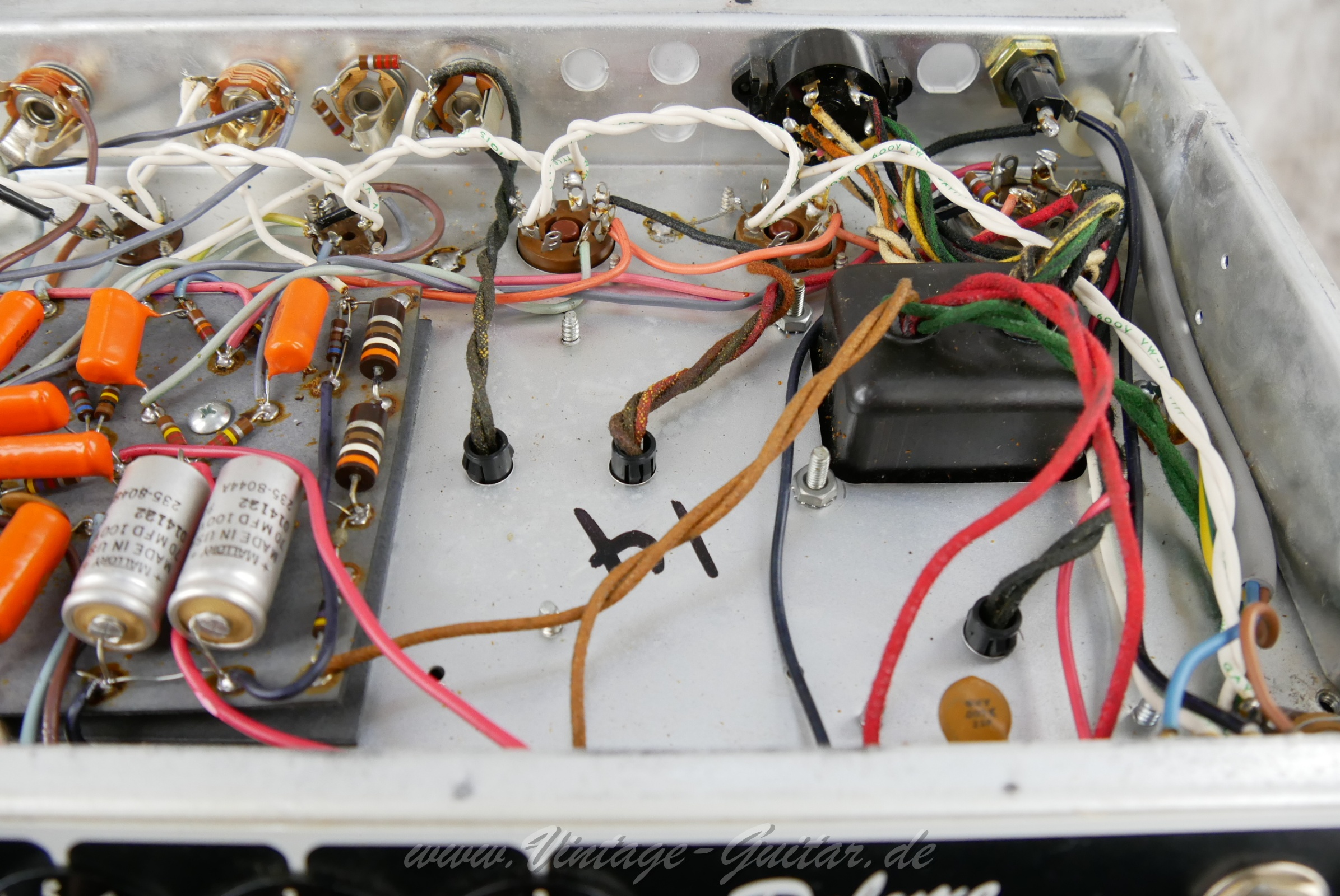 Fender_Deluxe_Reverb_1982_black_tolex-08.jpg