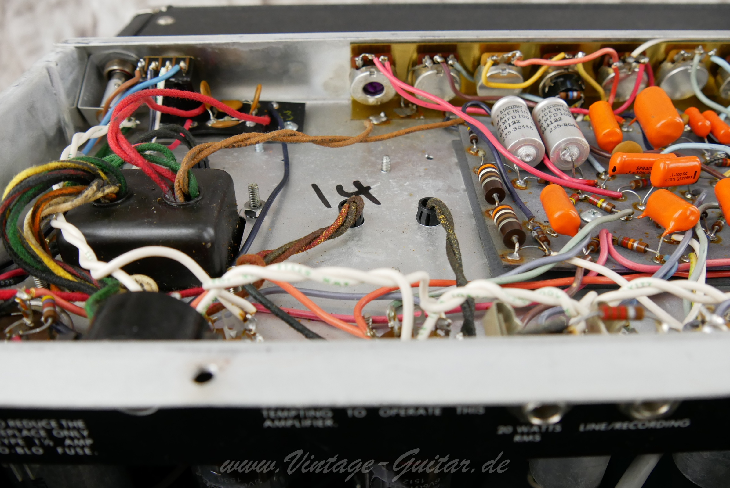 Fender_Deluxe_Reverb_1982_black_tolex-09.jpg