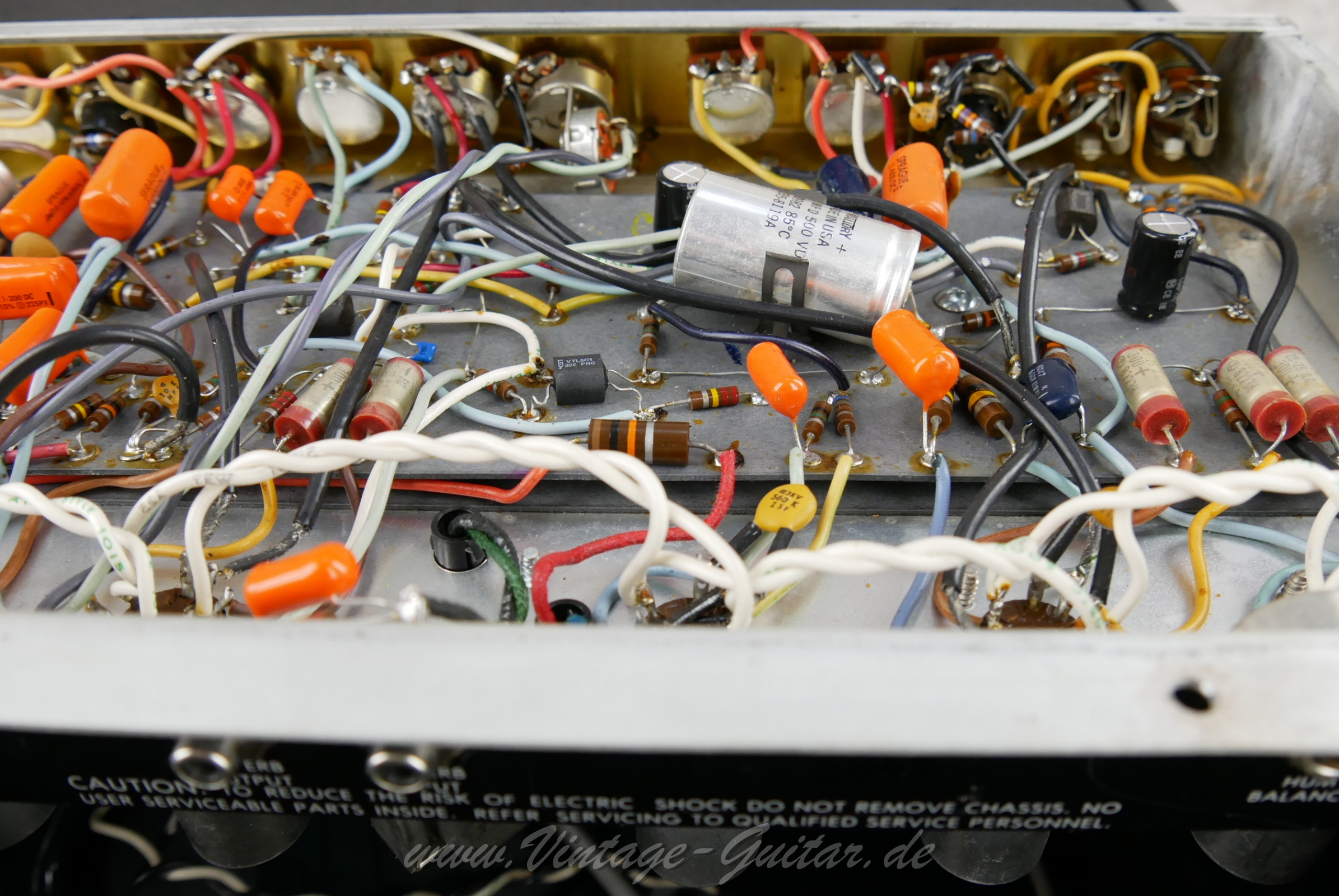Fender_Deluxe_Reverb_1982_black_tolex-10.jpg