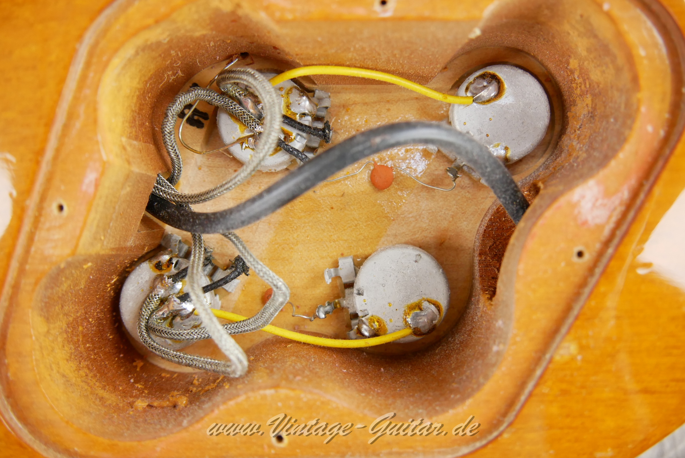 img/vintage/5785/Gibson_Les_Paul_Standard_57_Reissue_Custom_Shop_Goldtop_USA_2001-013.JPG