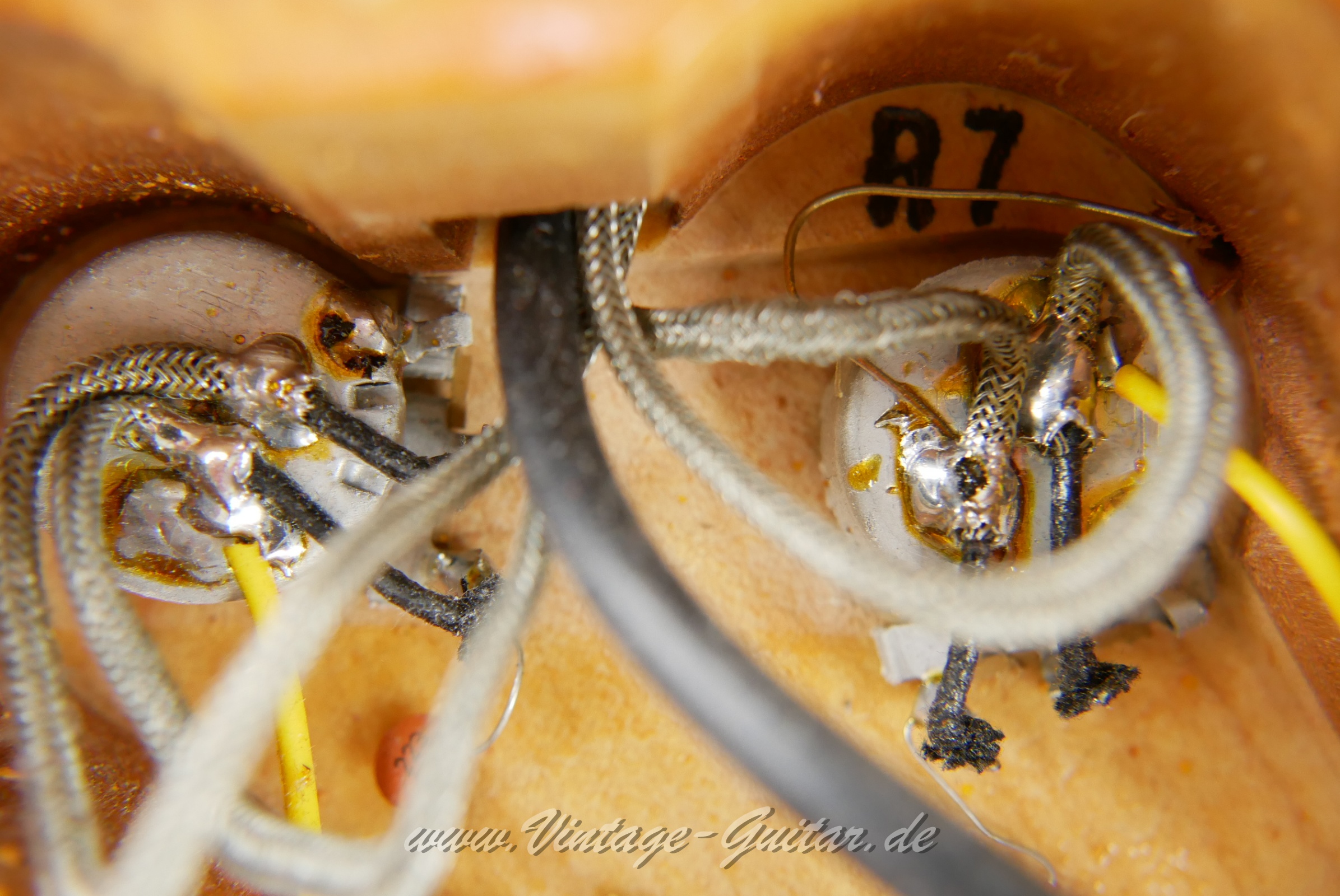 img/vintage/5785/Gibson_Les_Paul_Standard_57_Reissue_Custom_Shop_Goldtop_USA_2001-015.JPG
