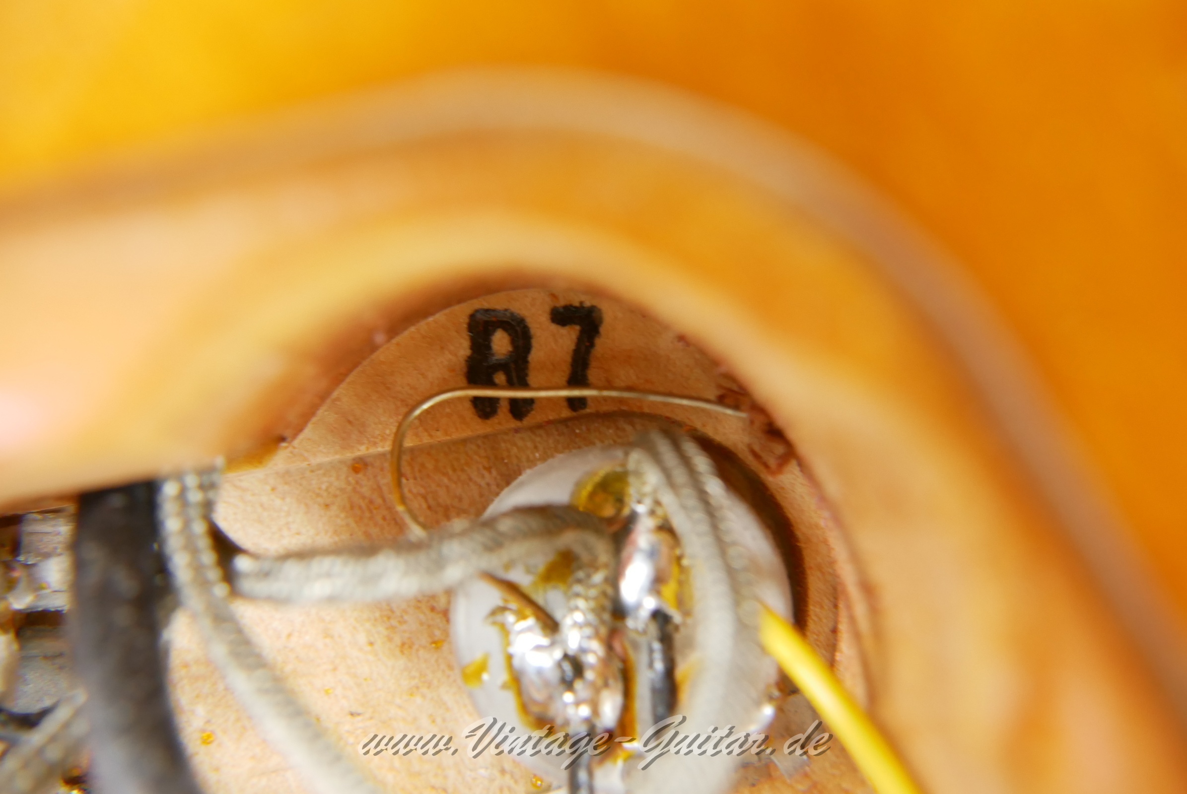 img/vintage/5785/Gibson_Les_Paul_Standard_57_Reissue_Custom_Shop_Goldtop_USA_2001-016.JPG