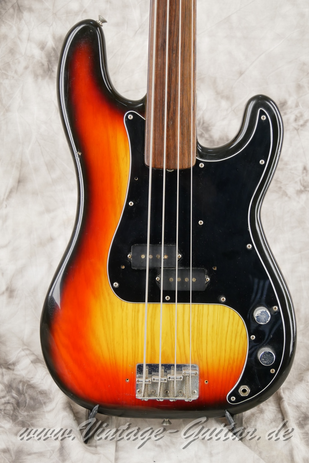 Fender_Precision_Bass_fretless_sunburst_USA_1979-007.JPG