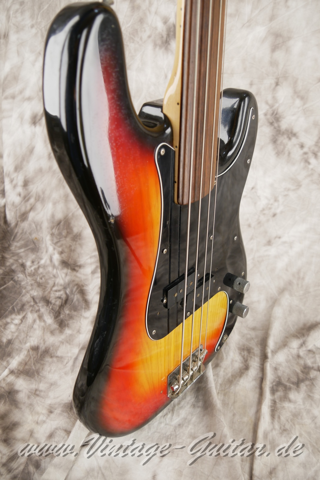 Fender_Precision_Bass_fretless_sunburst_USA_1979-009.JPG