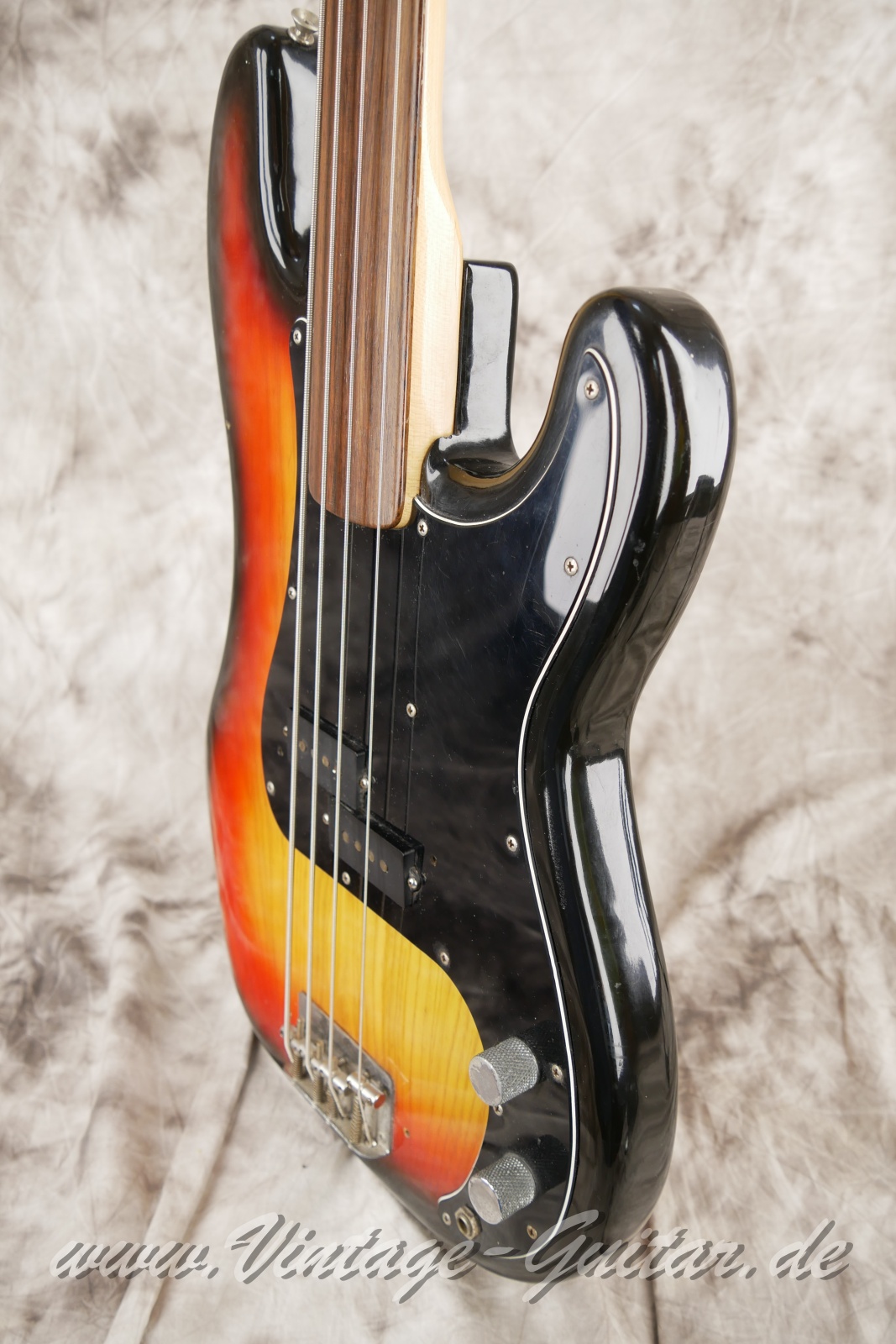 Fender_Precision_Bass_fretless_sunburst_USA_1979-010.JPG