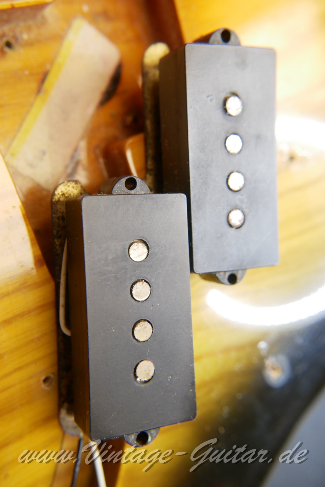 Fender_Precision_Bass_fretless_sunburst_USA_1979-015.JPG