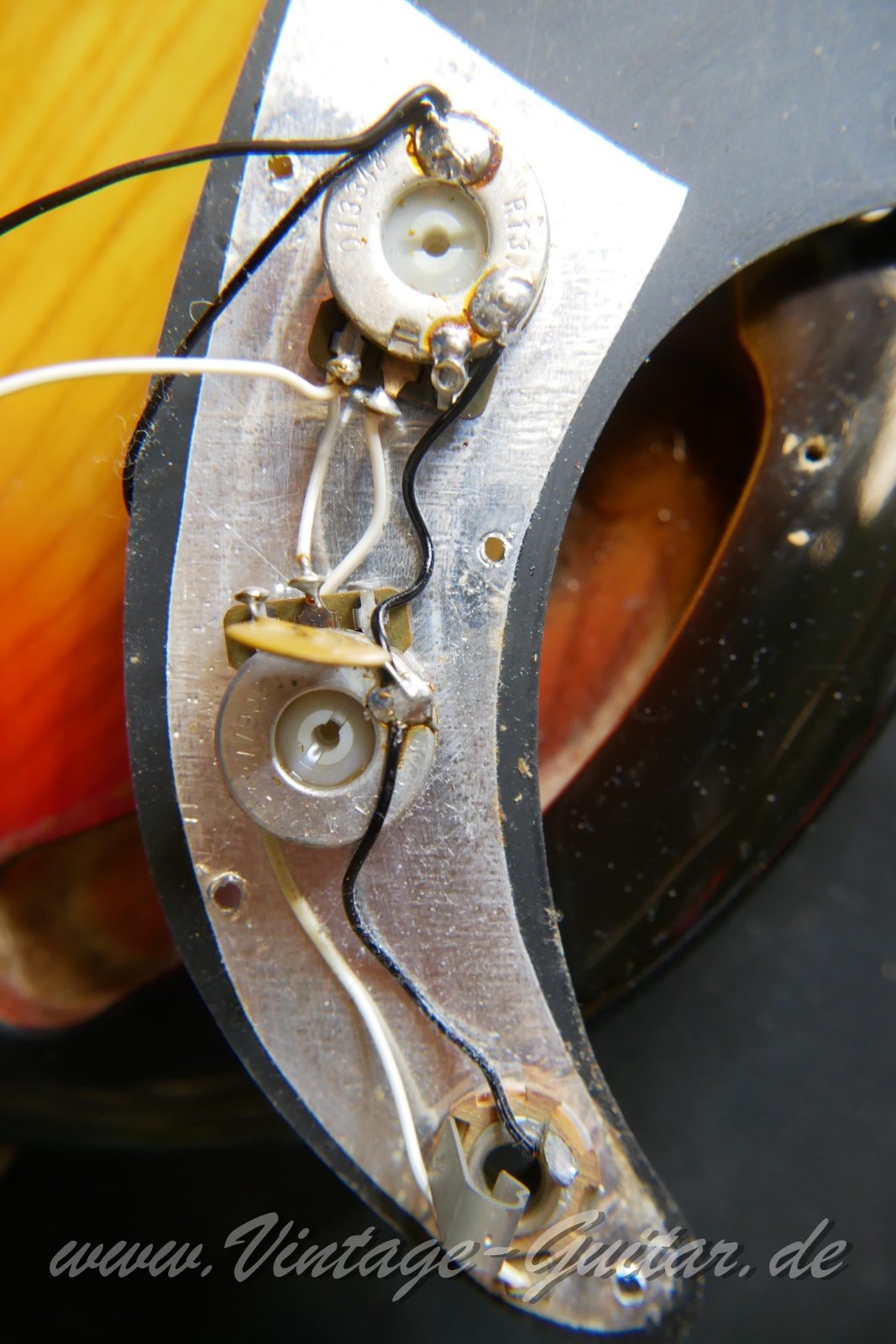 Fender_Precision_Bass_fretless_sunburst_USA_1979-018.JPG