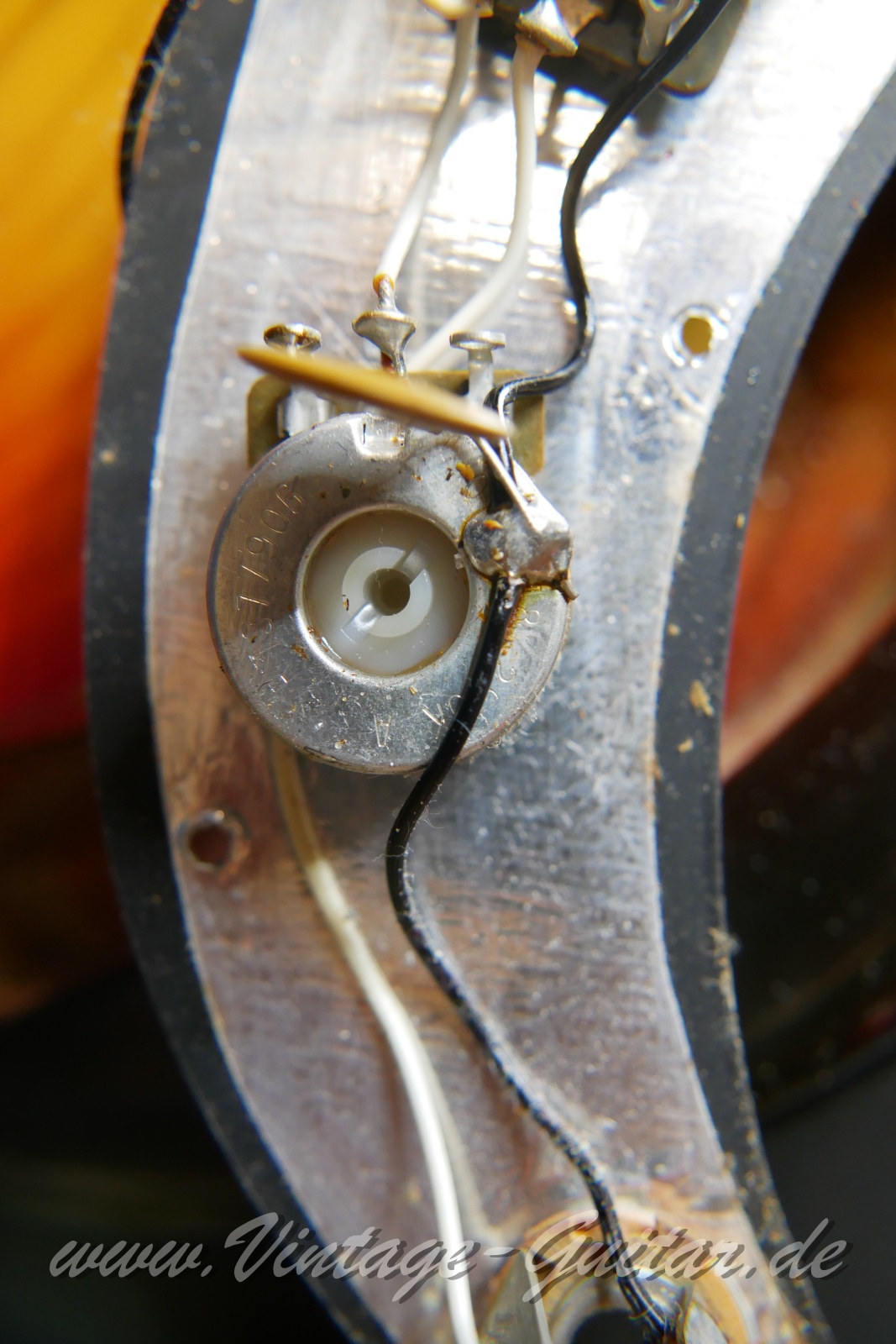 Fender_Precision_Bass_fretless_sunburst_USA_1979-019.JPG