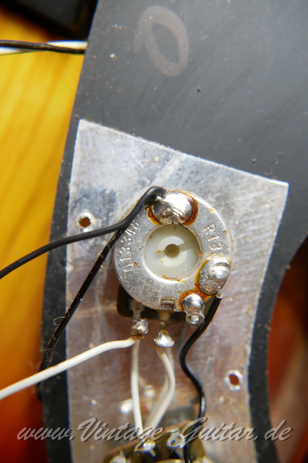 Fender_Precision_Bass_fretless_sunburst_USA_1979-020.JPG