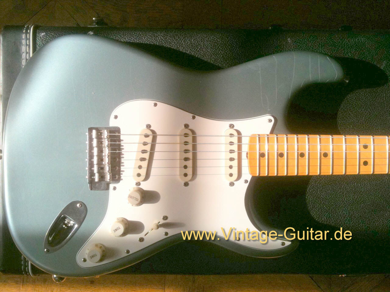 Fender-Stratocaster-1966-CC-Reissue-a.jpg